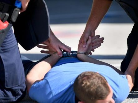 Polizei nahm einen 36-Jährigen fest, nachdem er einen Sicherheitsmitarbeiter mit dem Messer bedroht hatte.