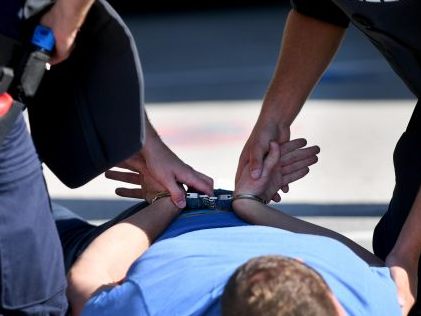 Die Polizei nahm einen 27-Jährigen fest, der einen 17-Jährigen geschlagen und mit dem Messer bedroht haben soll. Die Polizei nahm einen 27-Jährigen fest, der einen 17-Jährigen geschlagen und mit dem Messer bedroht haben soll.