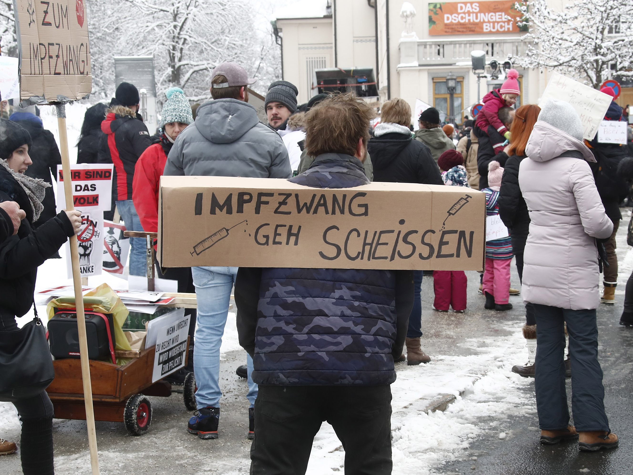 2.500 Teilnehmer waren am Samstag bei der Demonstration gegen die Corona-Maßnahmen in Klagenfurt. 2.500 Teilnehmer waren am Samstag bei der Demonstration gegen die Corona-Maßnahmen in Klagenfurt.