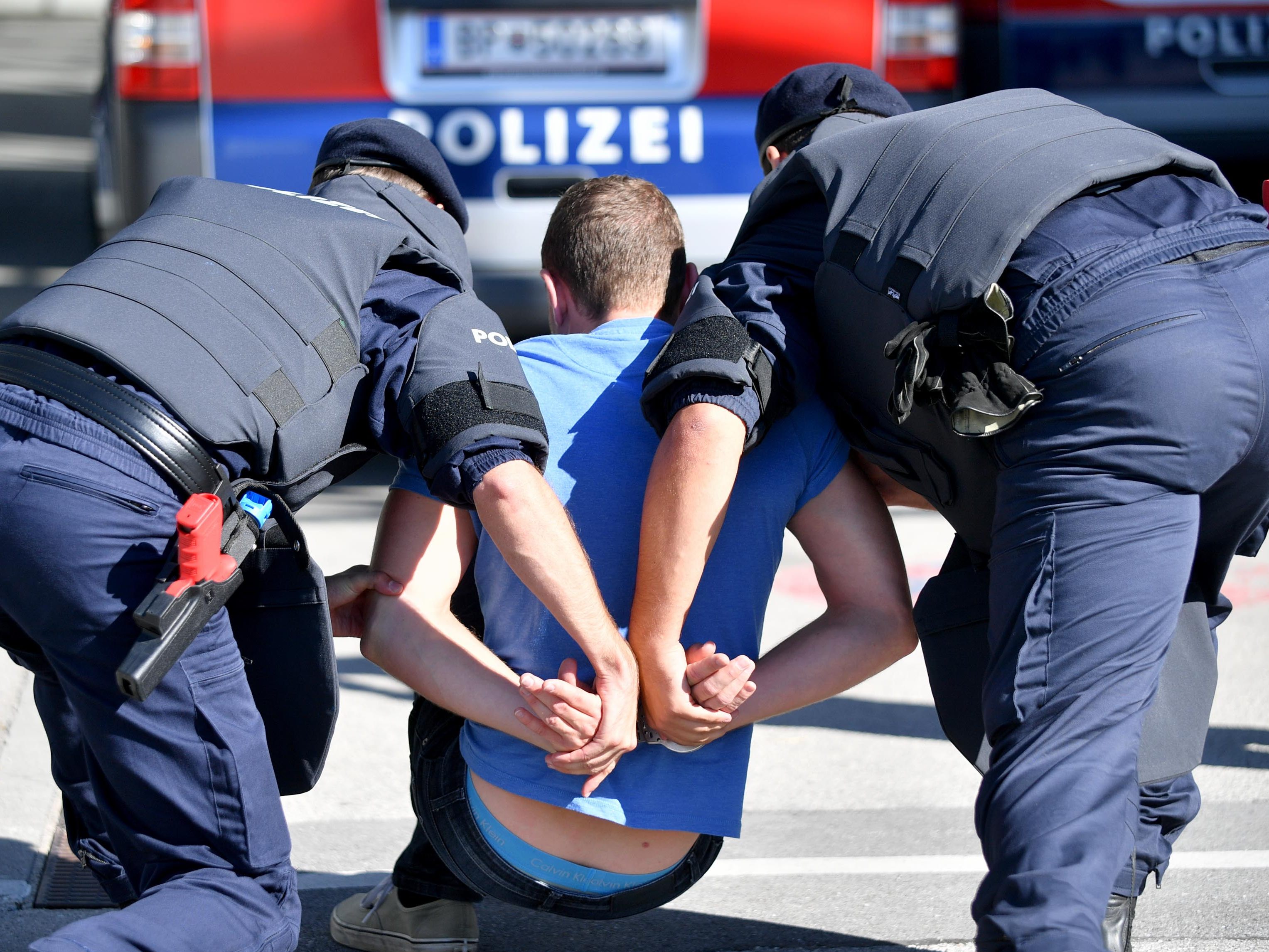 Die Polizei konnte zwei mutmaßliche Räuber in Wien festnehmen. Die Polizei konnte zwei mutmaßliche Räuber in Wien festnehmen.