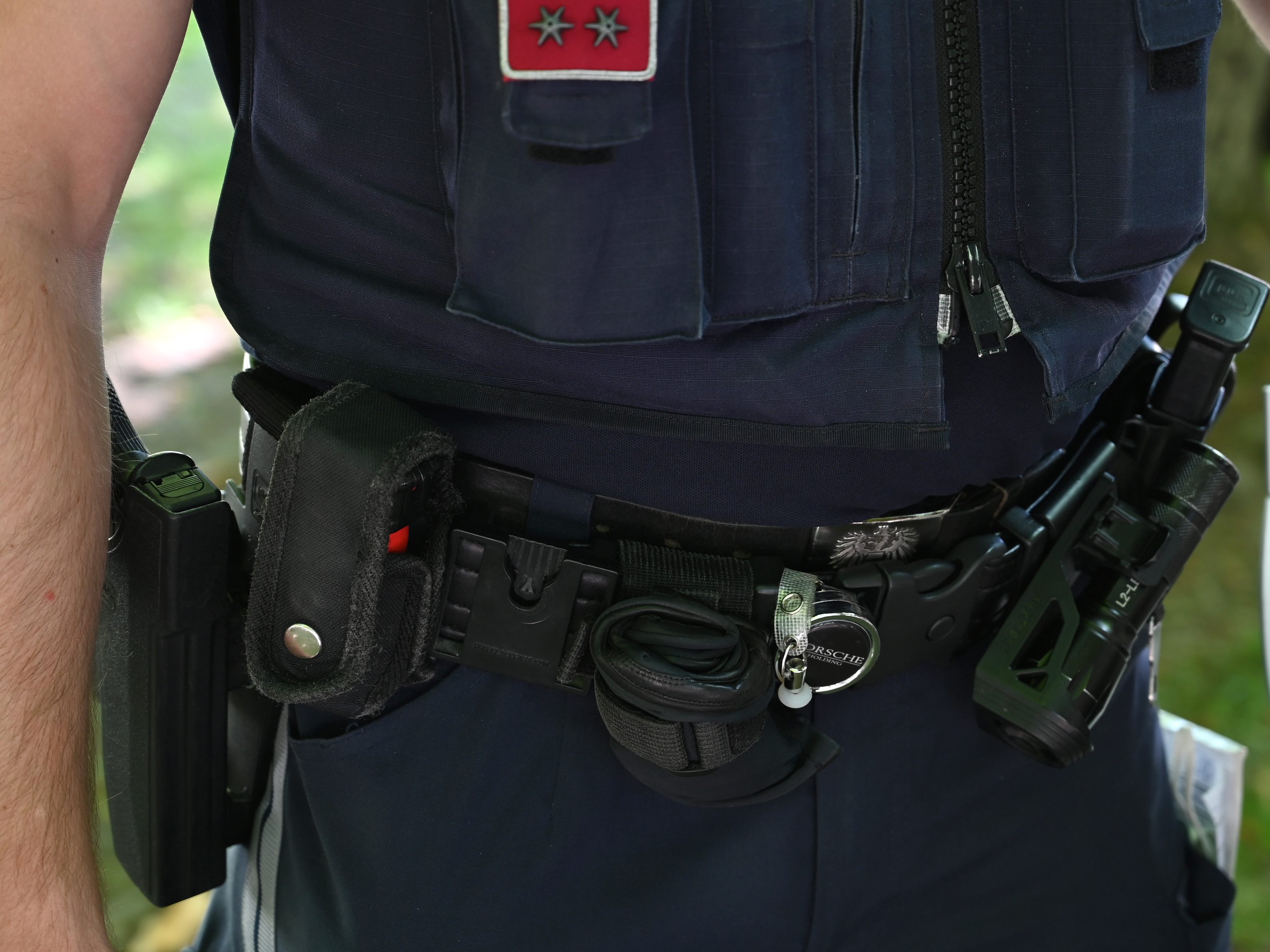 Ein 31-Jähriger attackierte Mittwochabend eine Polizistin mit einem Faustschlag und verletzte sie. Ein 31-Jähriger attackierte Mittwochabend eine Polizistin mit einem Faustschlag und verletzte sie.