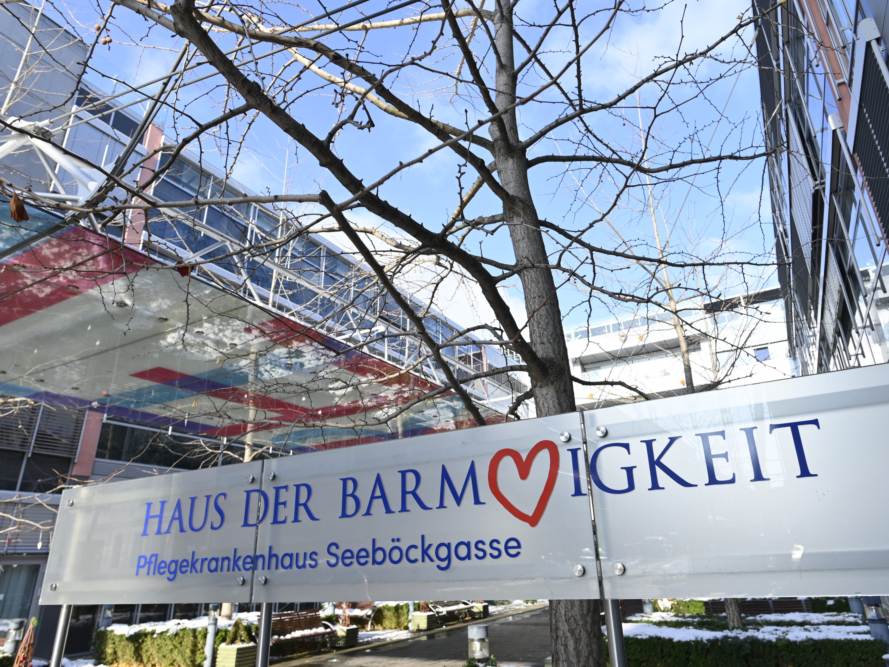 Der Schriftzug des Hauses der Barmherzigkeit wurde mit Parolen beschmiert. Der Schriftzug des Hauses der Barmherzigkeit wurde mit Parolen beschmiert.