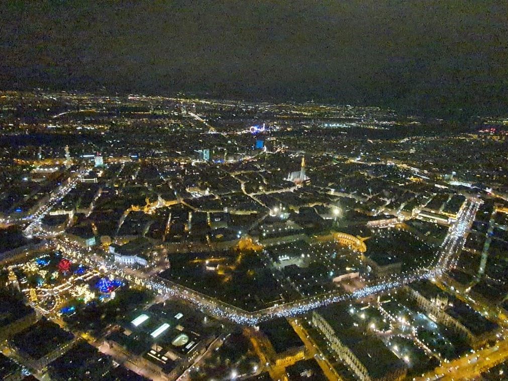 Die Polizei korrigierte die Teilnehmerzahl des Lichtermeers in Wien nach oben. Die Polizei korrigierte die Teilnehmerzahl des Lichtermeers in Wien nach oben.