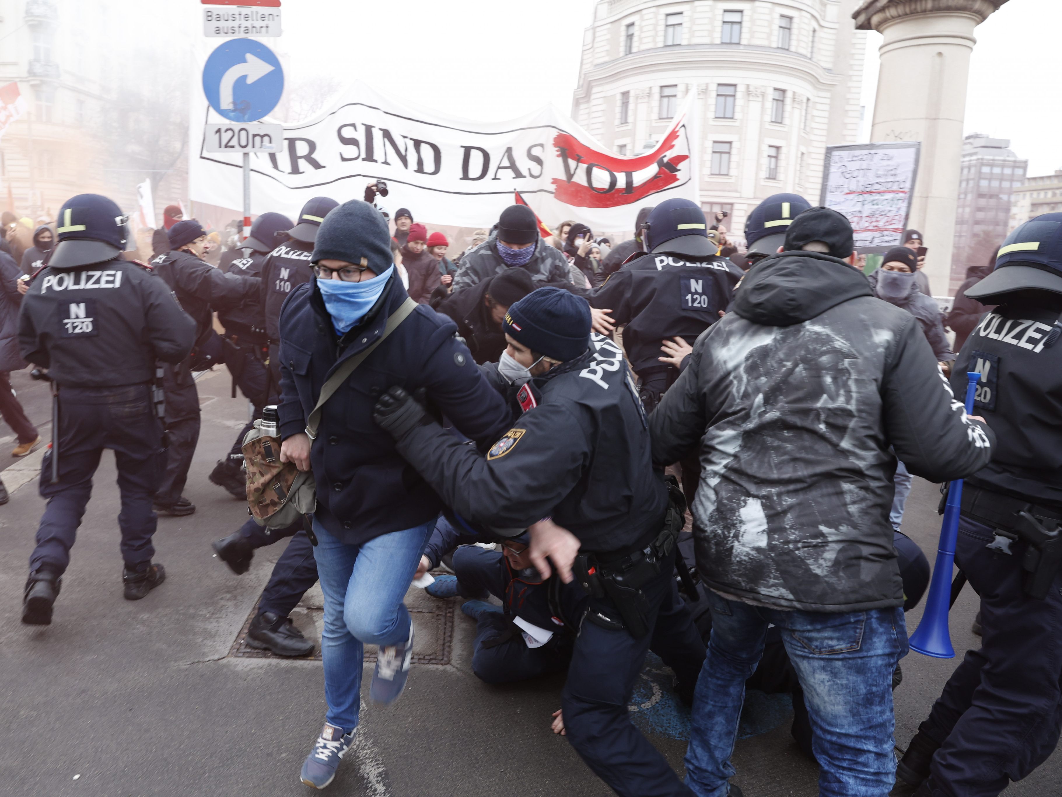 Bei den Corona-Demos in Wien kam es teilweies zu Ausschreitungen. Bei den Corona-Demos in Wien kam es teilweies zu Ausschreitungen.