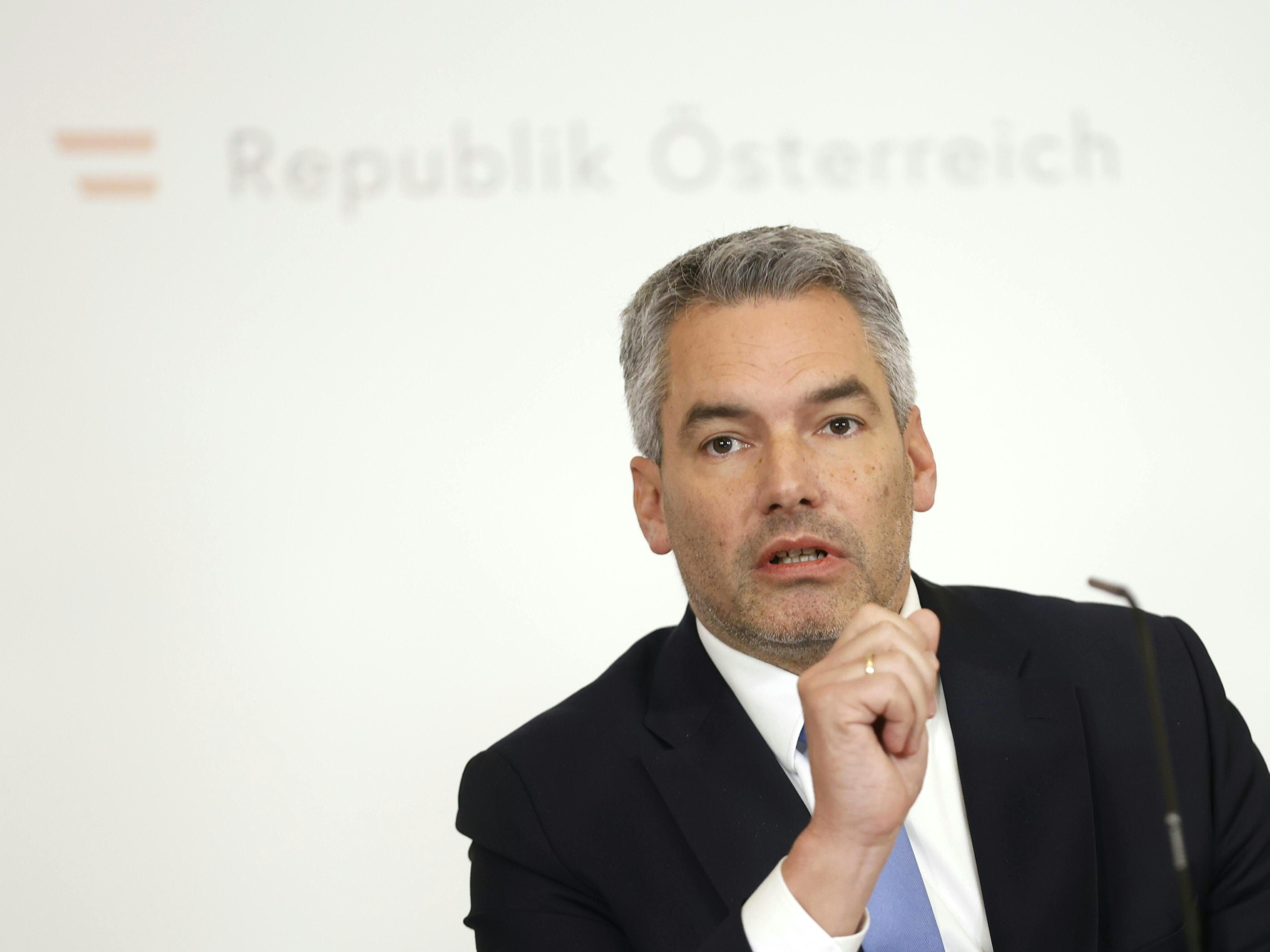 Kritik an ersten Auftritten von Kanzler Nehammer. Kritik an ersten Auftritten von Kanzler Nehammer.