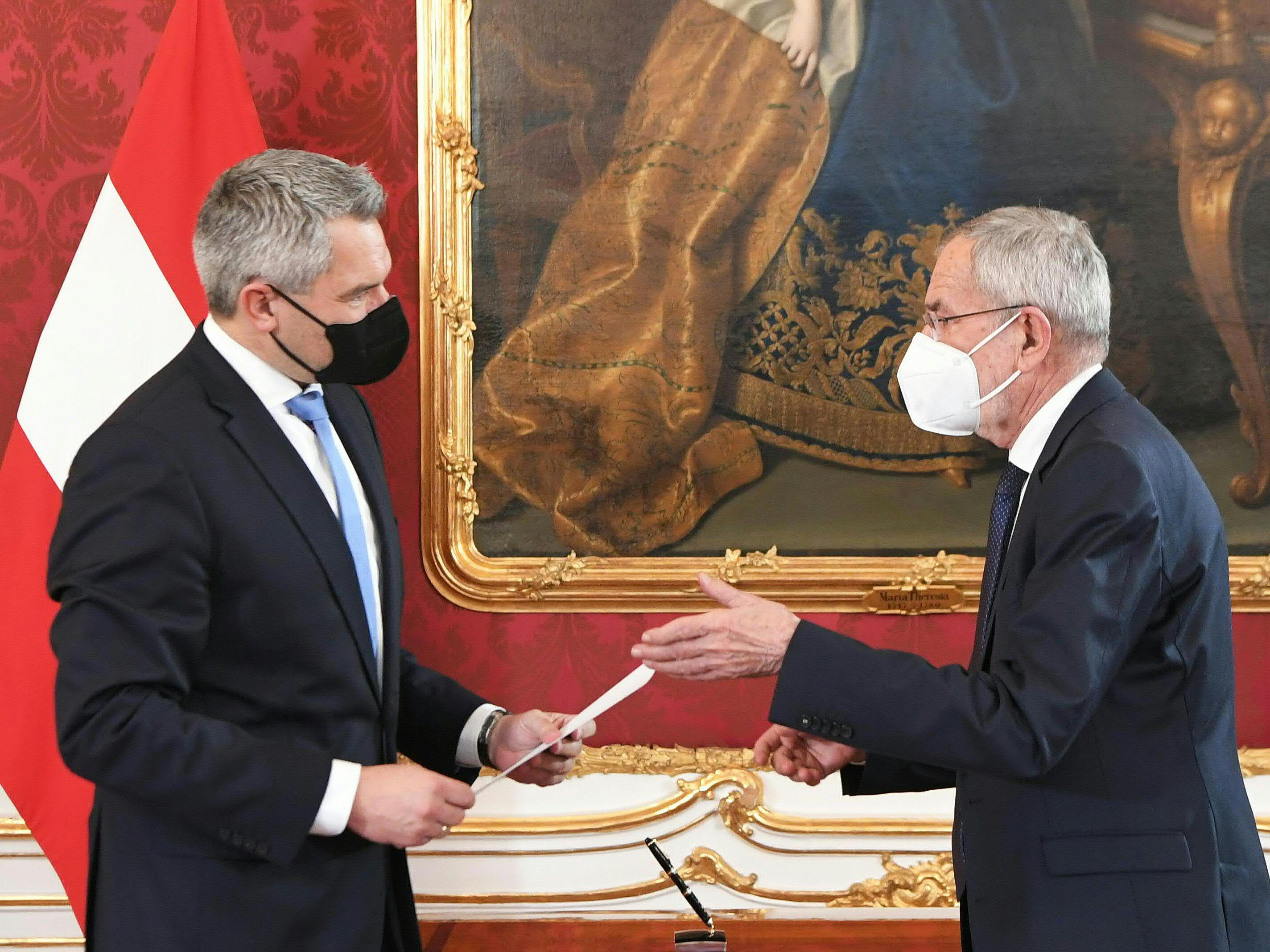 Nehammer als Bundeskanzler und neue Minister angelobt.