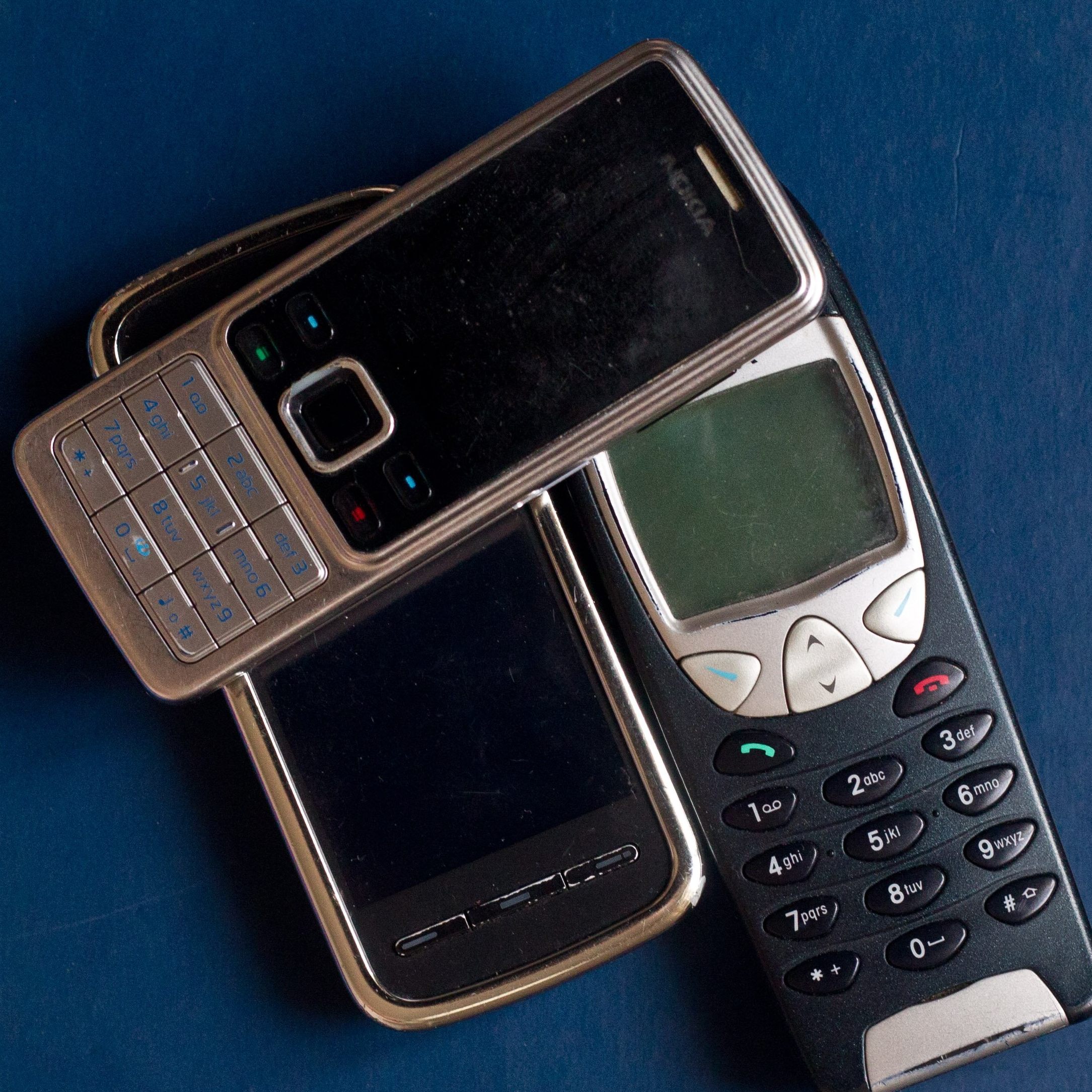 "Merry Christmas", so lautete die erste SMS der Welt im Jahr 1992. Sie wurde wahrscheinlich von einem ähnlich alten Handy, wie das hier abgebildete geschickt.