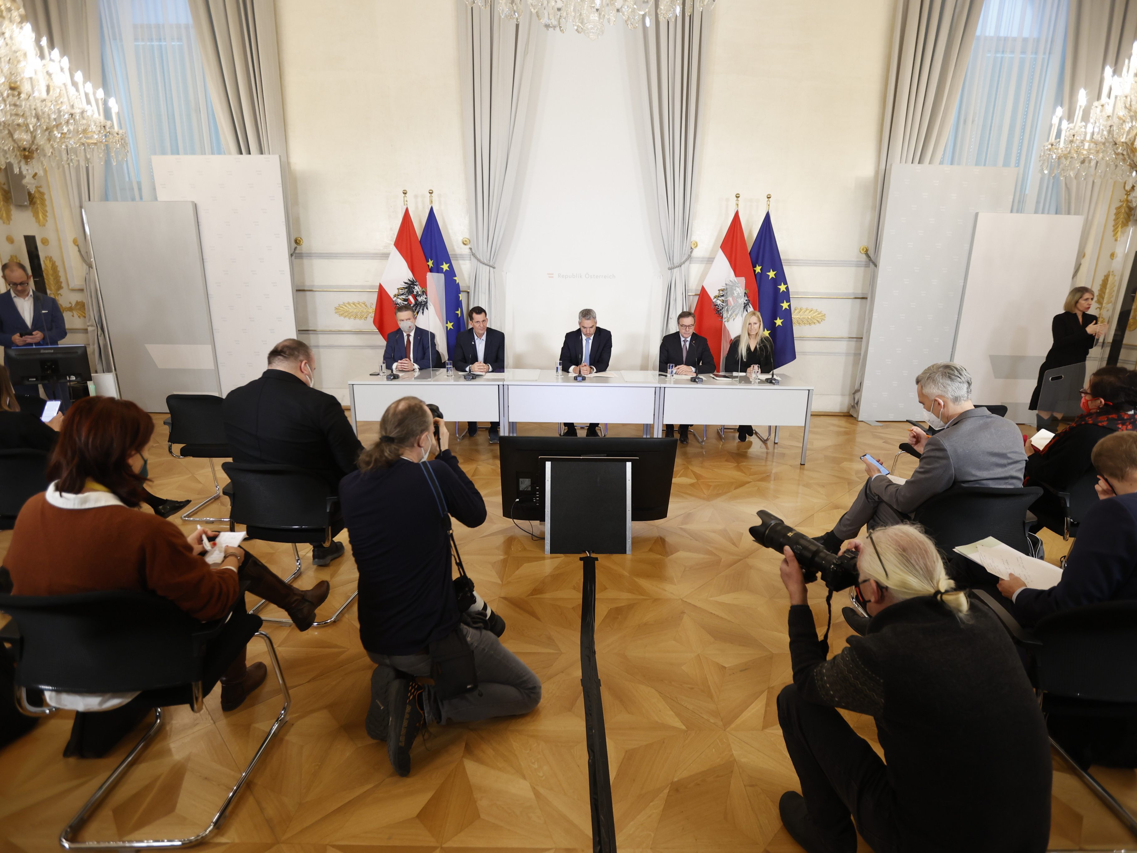 Opposition kritisiert "Dahinstolpern" und "Weiterwurschteln".