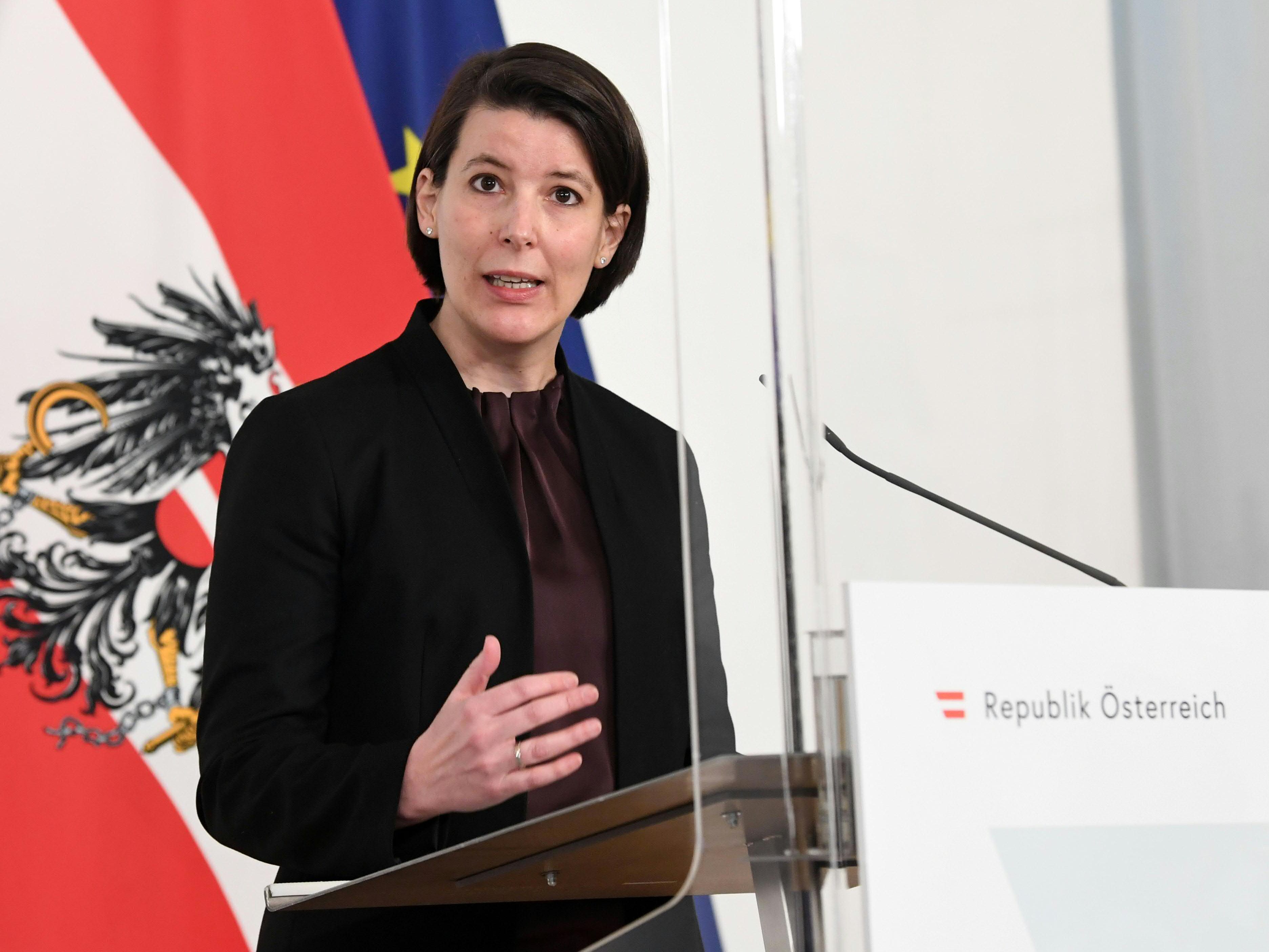 Generalmajor Striedinger und Reich werden Krisenmanager.