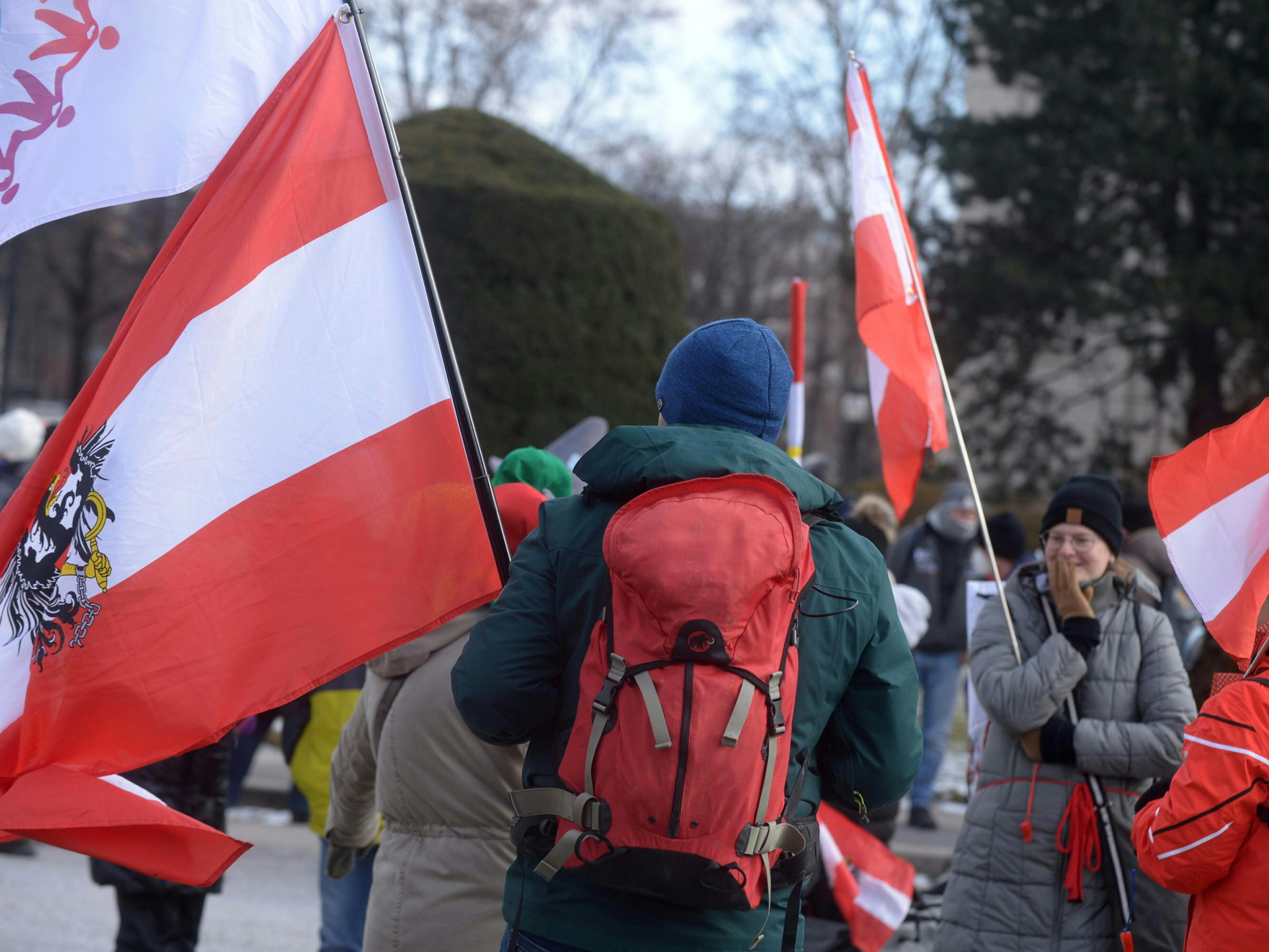 Befürworter der Demos gegen die Corona-Maßnahmen sind tendenziell eher rechts, wissenschaftsfeindlich und esoterisch. Befürworter der Demos gegen die Corona-Maßnahmen sind tendenziell eher rechts, wissenschaftsfeindlich und esoterisch.