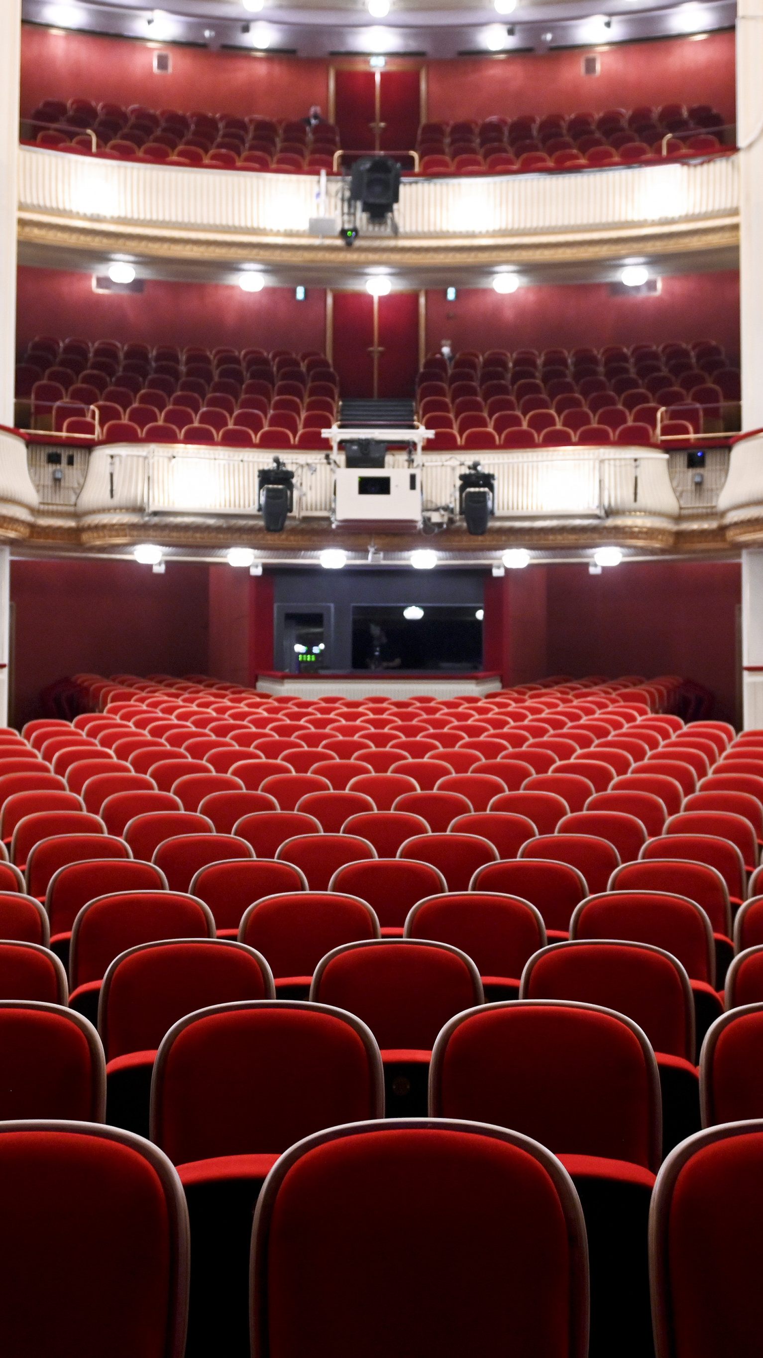 Appell: Theater für ein Aufsperren mit 2G und FFP2-Masken.