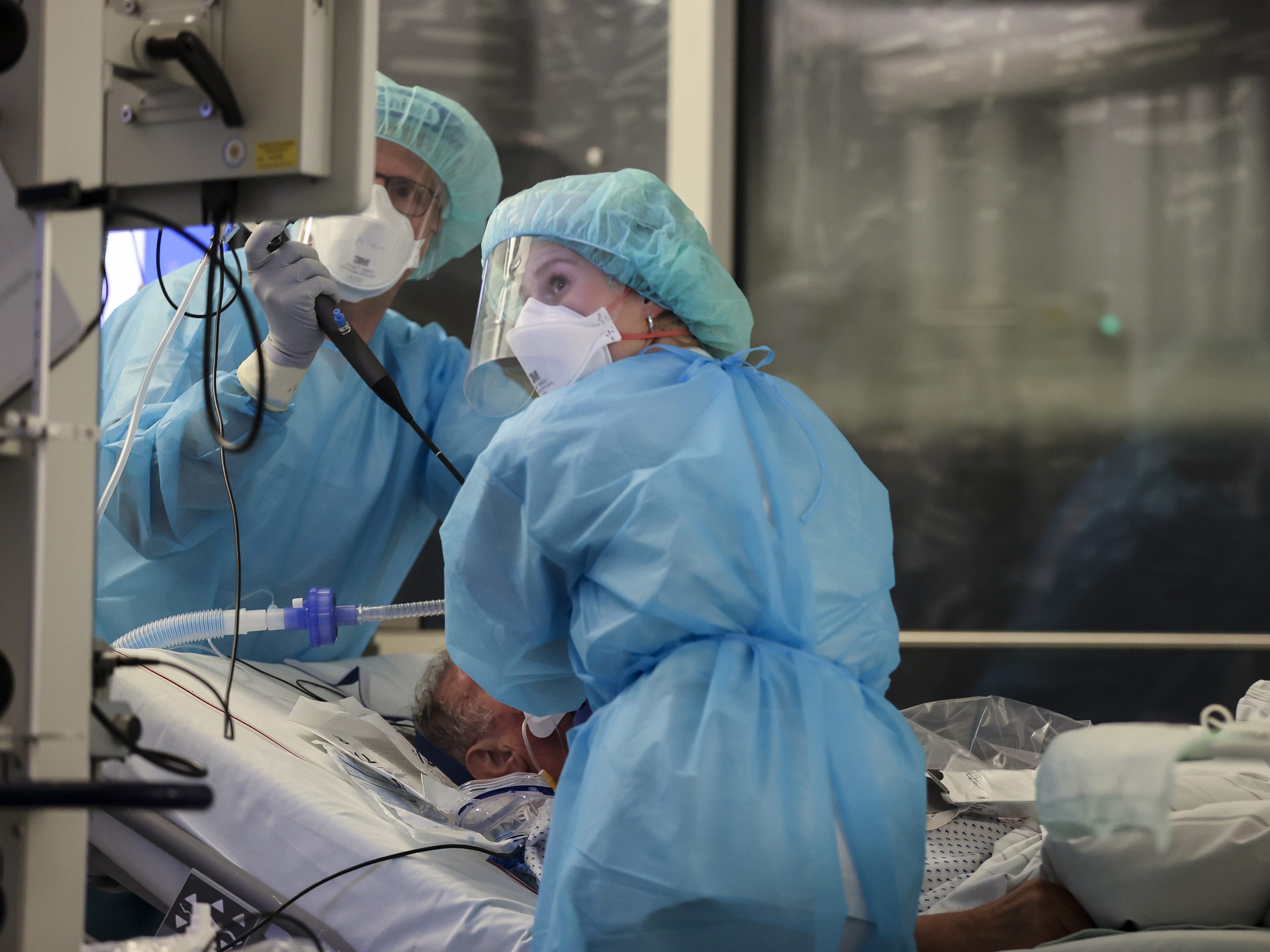 Laut Experten sei die Auslastung auf den Intensivstationen derzeit zu hoch, um eine neuerliche Infektionswelle zu bewältigen. Laut Experten sei die Auslastung auf den Intensivstationen derzeit zu hoch, um eine neuerliche Infektionswelle zu bewältigen.