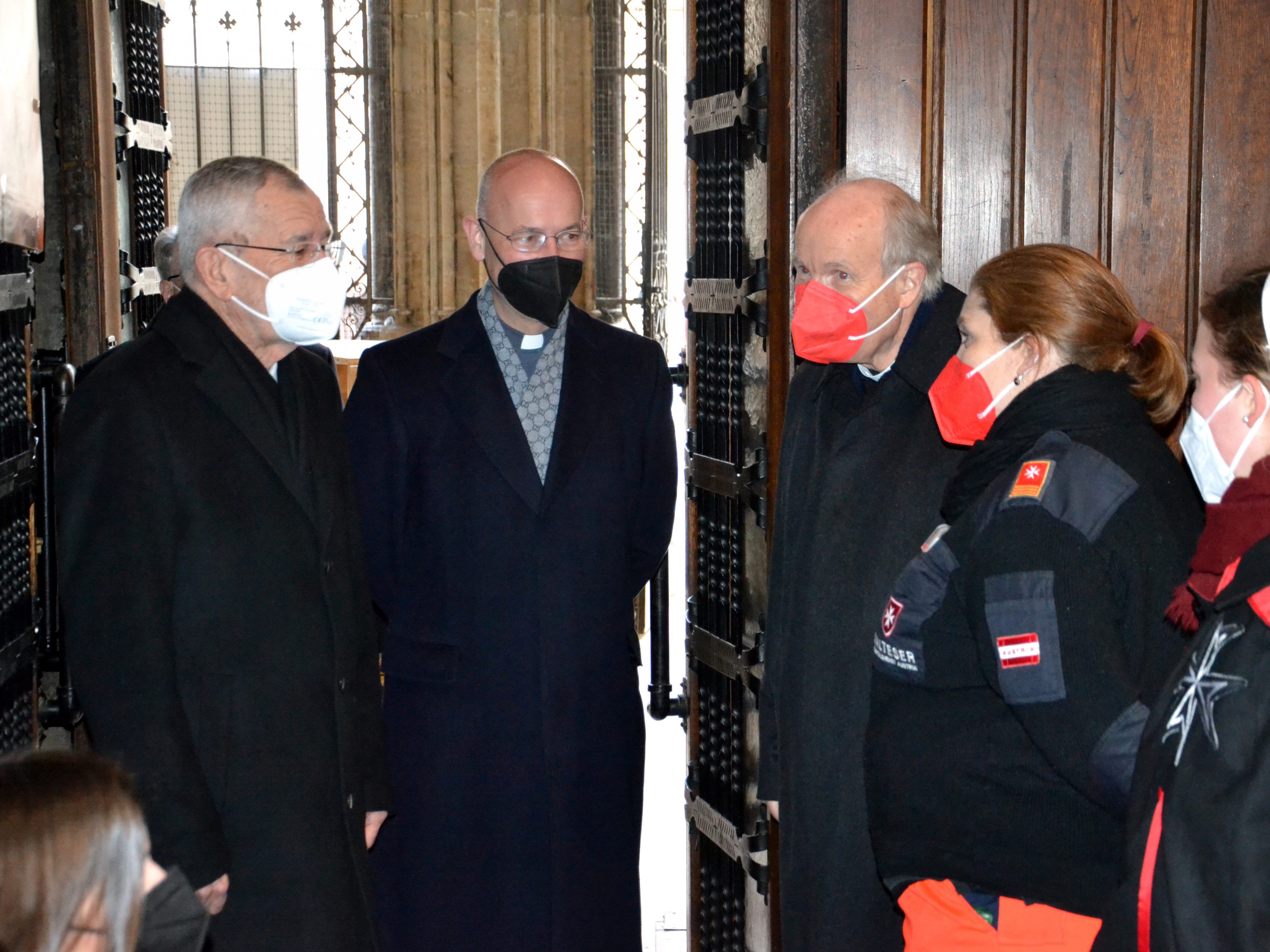 Van der Bellen und Schönborn besuchten die Impfstraße im Steffl. Van der Bellen und Schönborn besuchten die Impfstraße im Steffl.