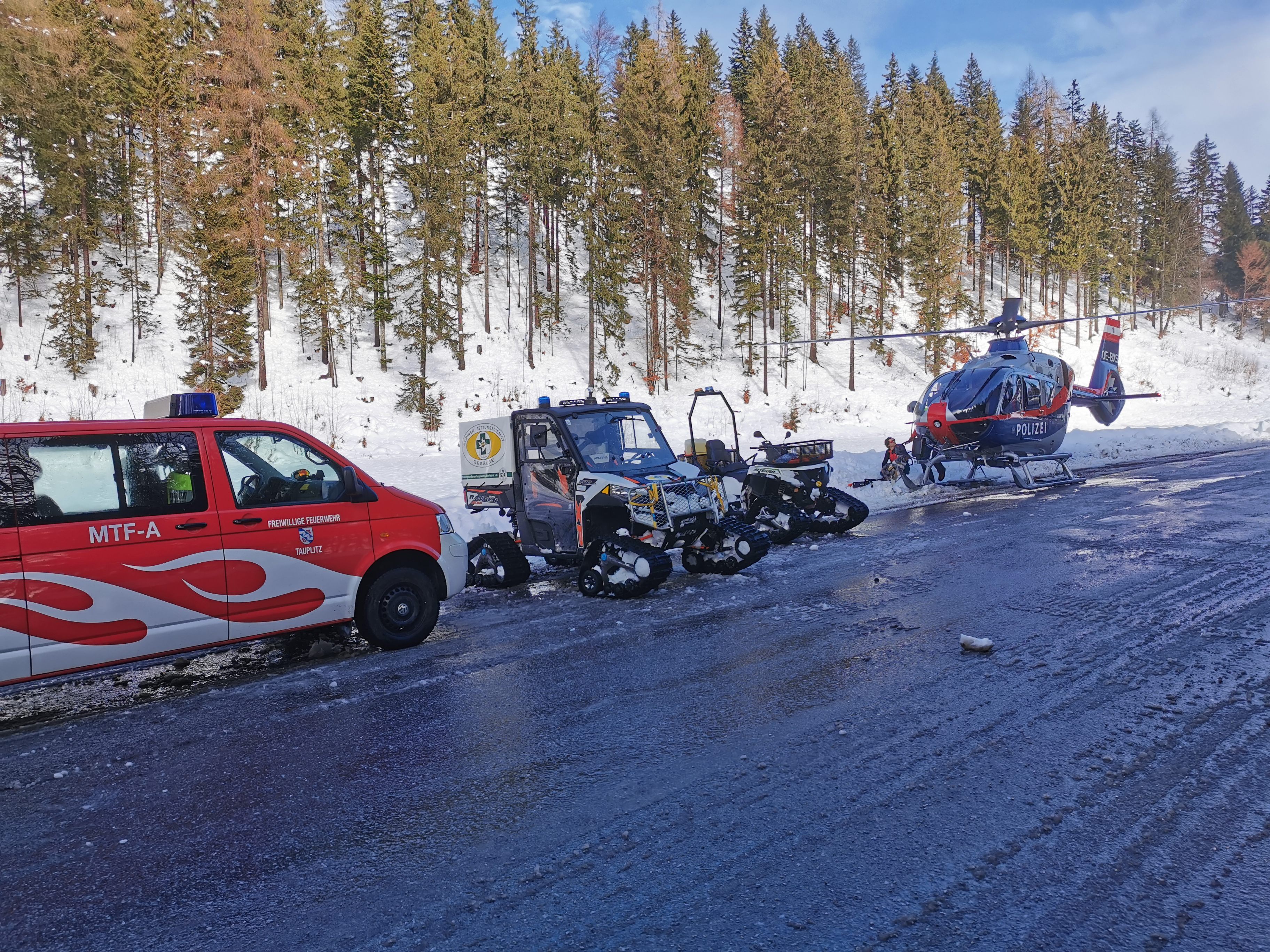 Am Mittwoch, 01. Dezember 2021 fand eine Suchaktion nach dem abgängigen Wiener Wanderer statt, an der 65 Einsatzkräfte von Bergrettung und Feuerwehr sowie Hundeführer der Alpinpolizei und ein Hubschrauber teilnahmen Am Mittwoch, 01. Dezember 2021 fand eine Suchaktion nach dem abgängigen Wiener Wanderer statt, an der 65 Einsatzkräfte von Bergrettung und Feuerwehr sowie Hundeführer der Alpinpolizei und ein Hubschrauber teilnahmen