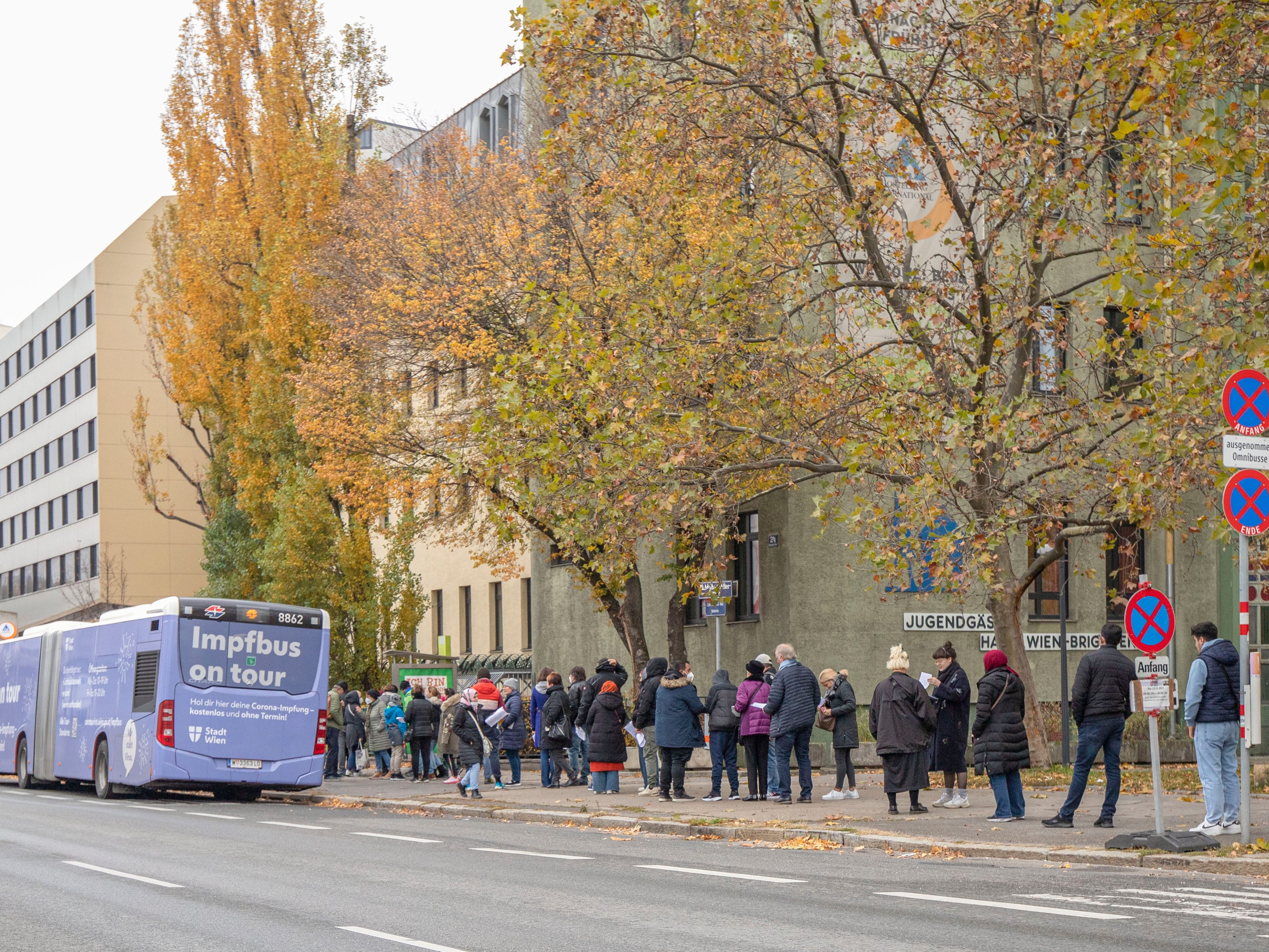 Studie: Verschärfte Einschränkungen erhöhen Impfbereitschaft.