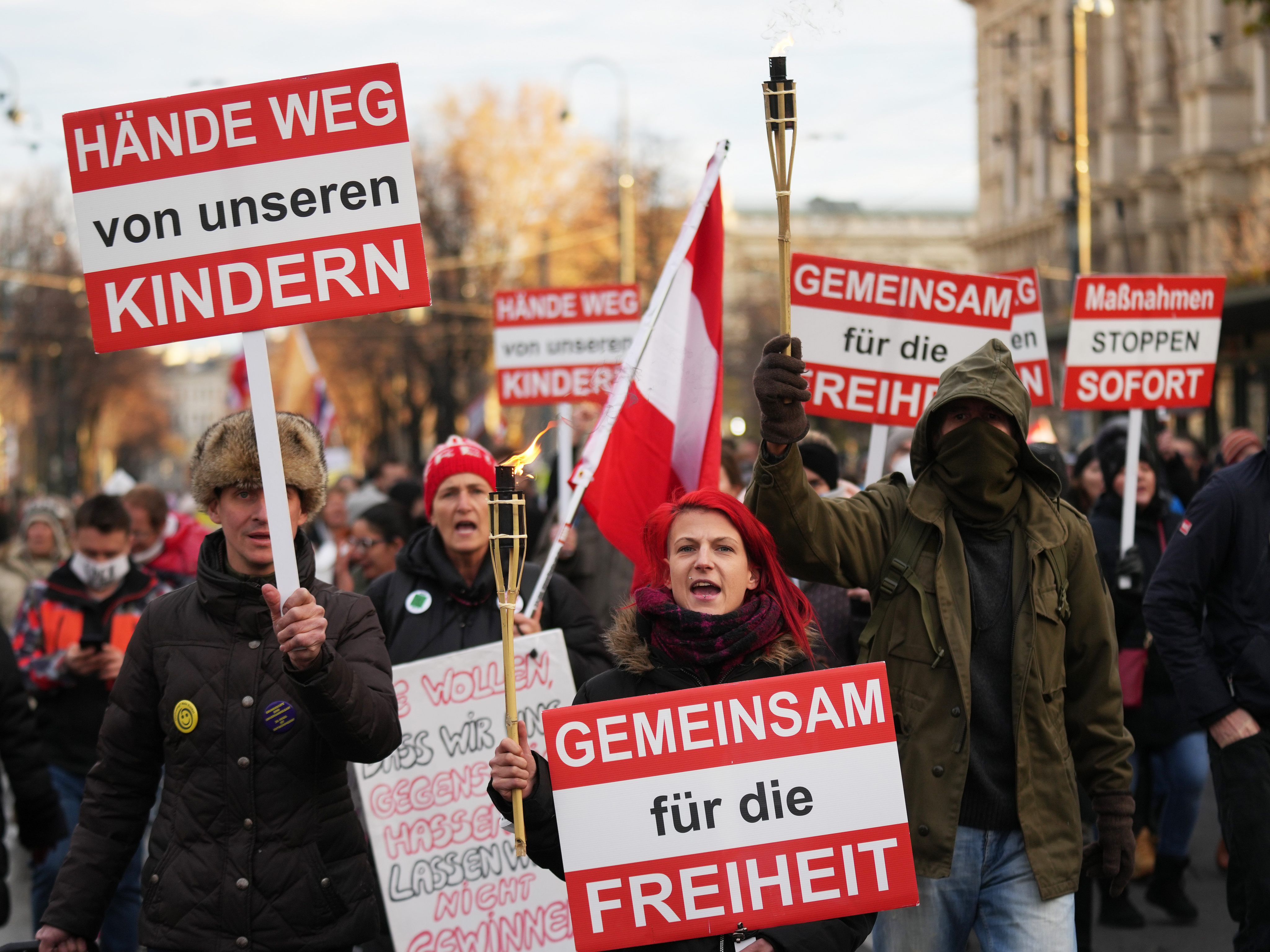 Die Impfpflicht und das Impfen von Kindern wird laut Forscher zu einer weiteren Radikalisierung führen. Die Impfpflicht und das Impfen von Kindern wird laut Forscher zu einer weiteren Radikalisierung führen.