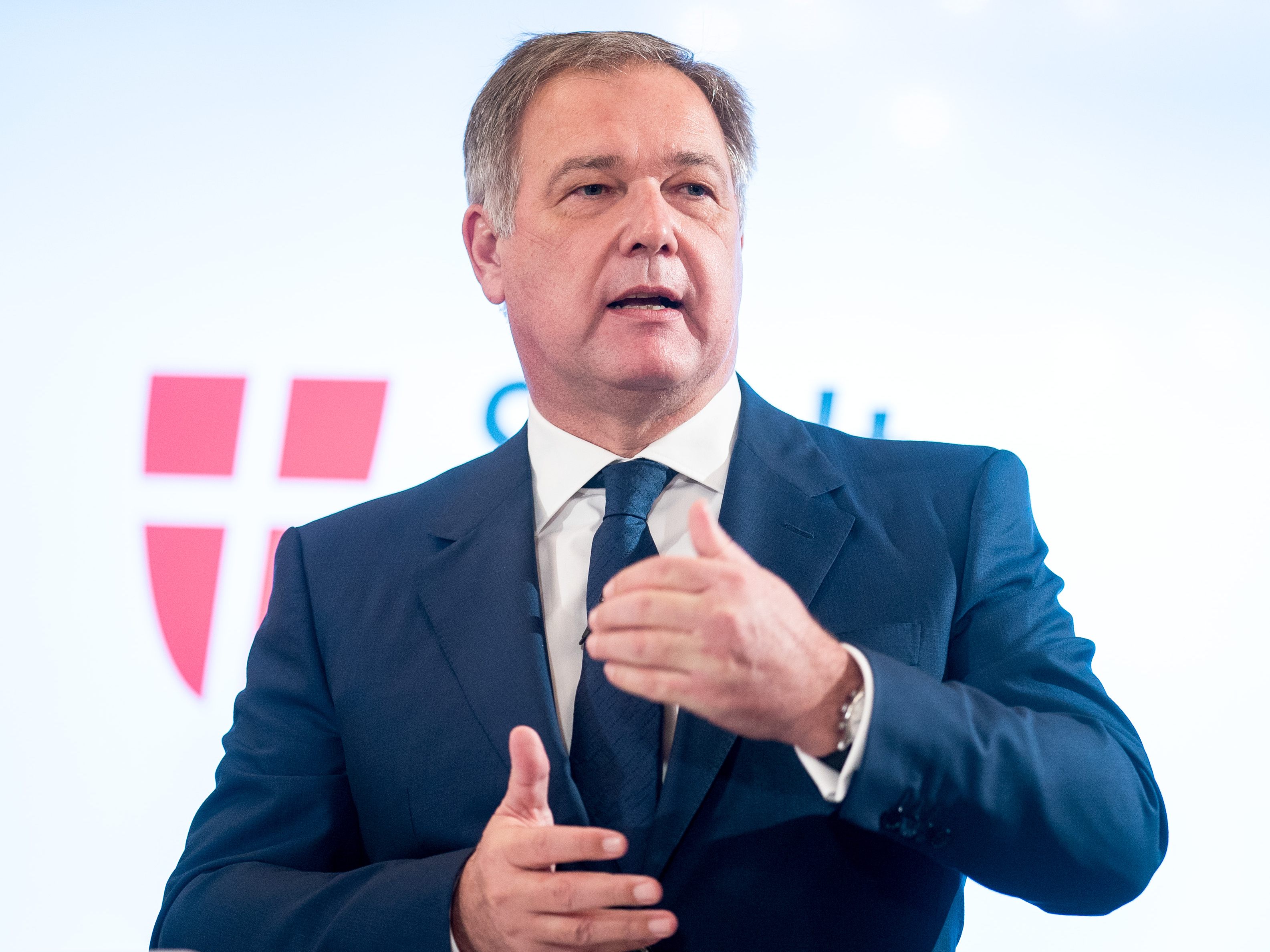 "Dieses neue Rechtsgutachten zeigt sehr klar, dass Aufsichtsratsmitglieder der Asfinag haften, wenn sie einem Bauprogramm zustimmen, in dem Straßenteile nicht oder nicht mehr enthalten sind, die im Bundesstraßengesetz festgelegt sind. Das ist bei der S1 inklusive Lobautunnel der Fall", sagte Walter Ruck, Präsident der Wirtschaftskammer Wien. "Dieses neue Rechtsgutachten zeigt sehr klar, dass Aufsichtsratsmitglieder der Asfinag haften, wenn sie einem Bauprogramm zustimmen, in dem Straßenteile nicht oder nicht mehr enthalten sind, die im Bundesstraßengesetz festgelegt sind. Das ist bei der S1 inklusive Lobautunnel der Fall", sagte Walter Ruck, Präsident der Wirtschaftskammer Wien.