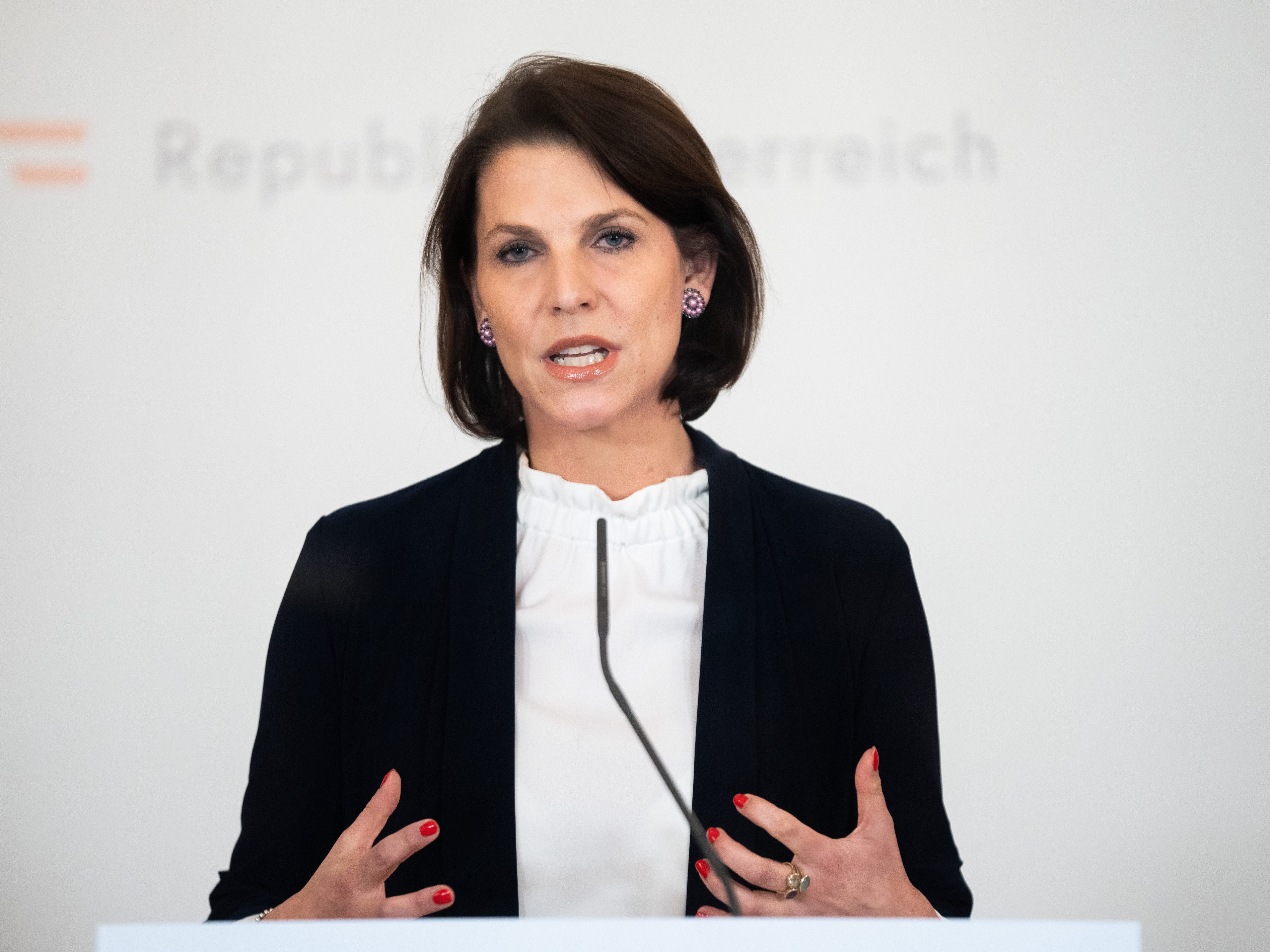 Corona-Impfpflicht hängt für Edtstadler an Vakzin-Wirksamkeit. Corona-Impfpflicht hängt für Edtstadler an Vakzin-Wirksamkeit.