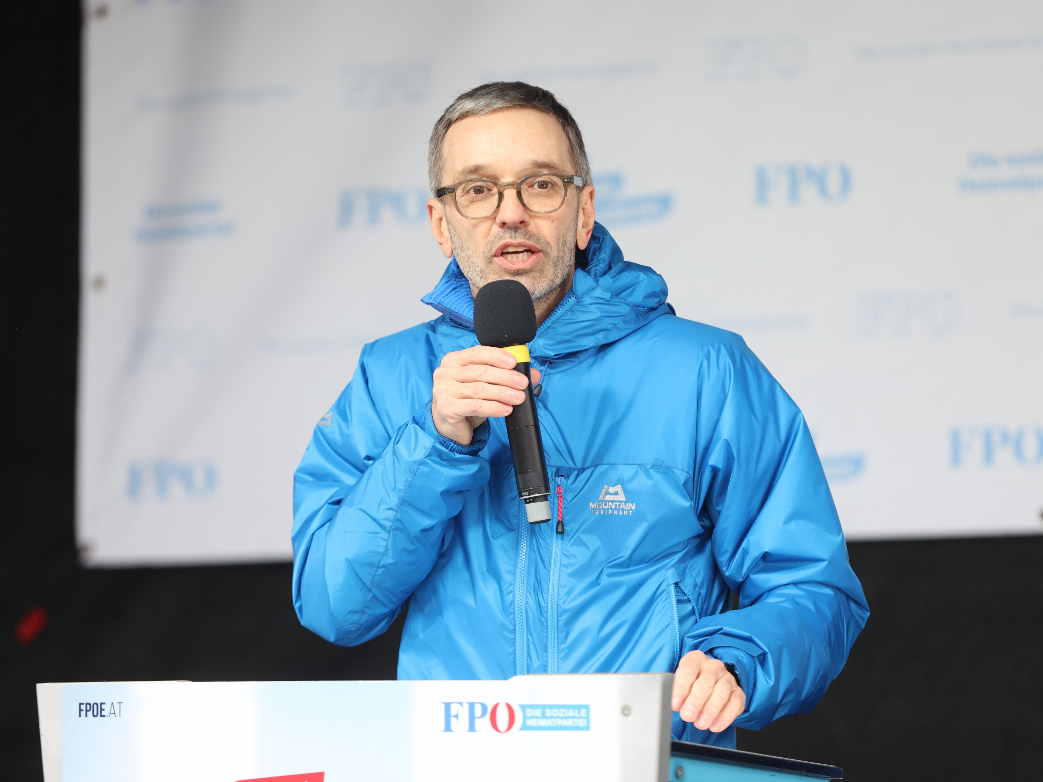 Corona-Demos in Wien: FPÖ verteidigt Demo-Teilnahme. Corona-Demos in Wien: FPÖ verteidigt Demo-Teilnahme.