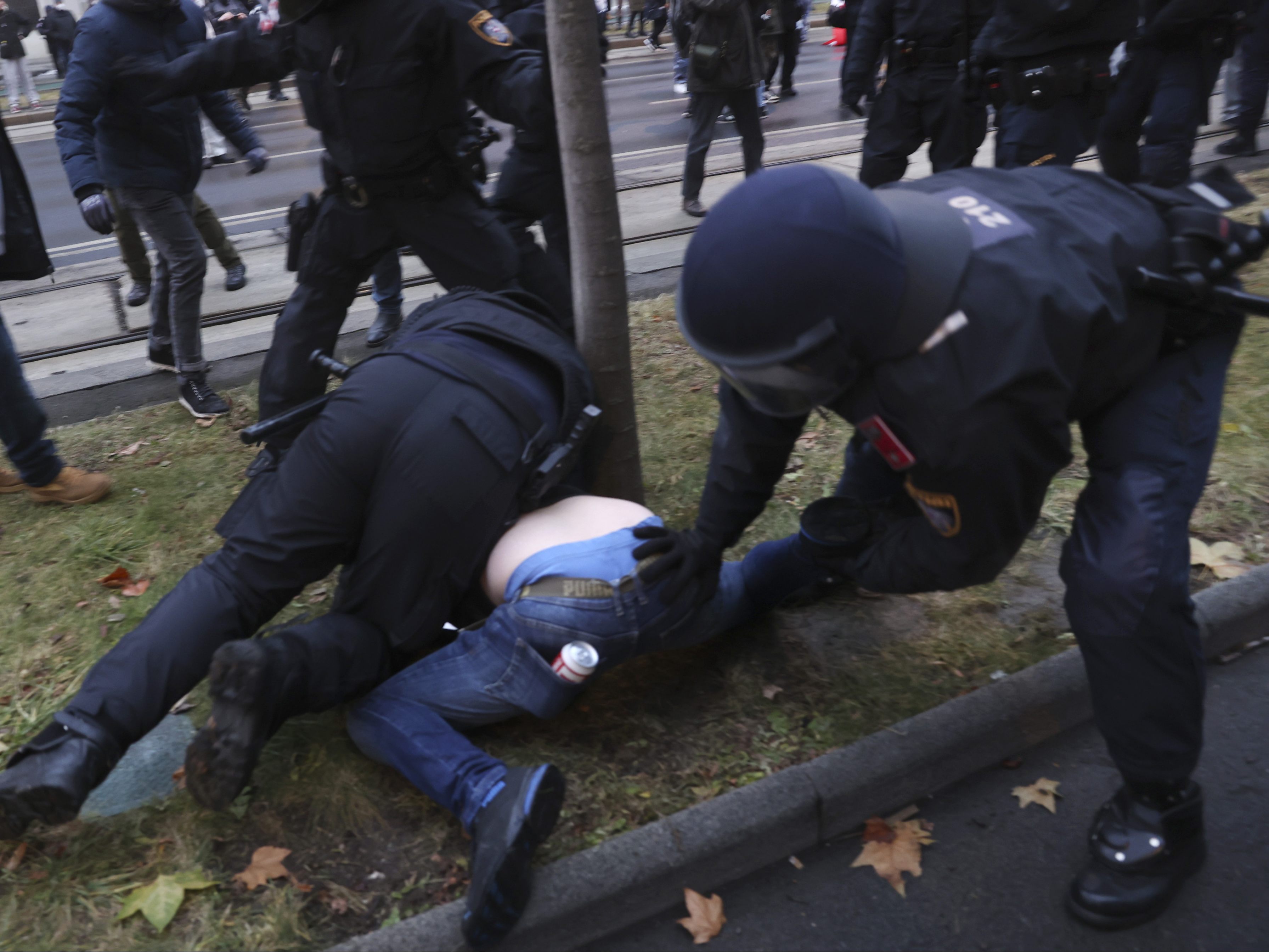Bei den Demos gegen die Corona-Maßnahmen am Samstag in der Wiener Innenstadt war die Polizei mit 1.400 Beamten im Einsatz. Bei den Demos gegen die Corona-Maßnahmen am Samstag in der Wiener Innenstadt war die Polizei mit 1.400 Beamten im Einsatz.