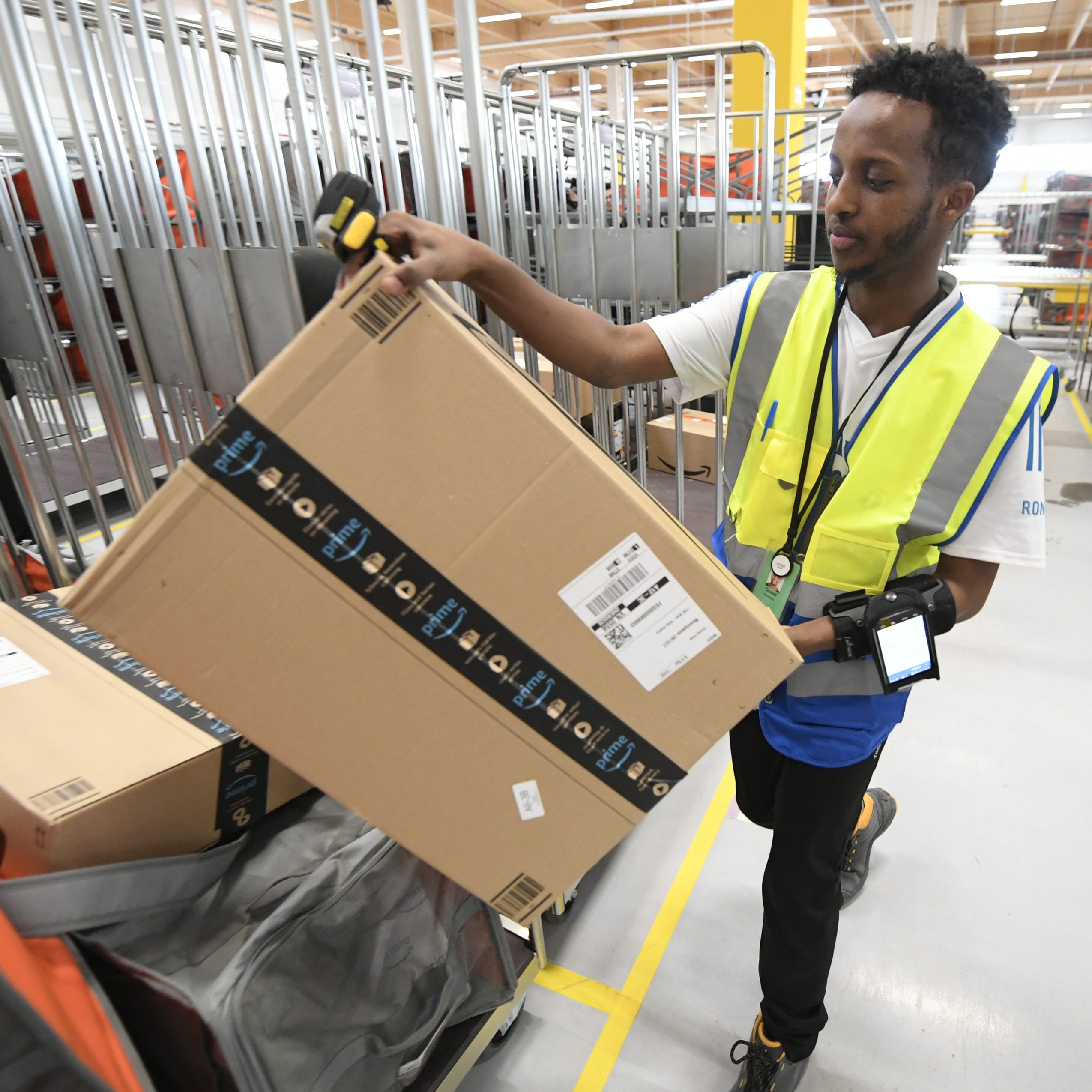 Am Bild: Ein Mitarbeiter im Amazon-Verteilerzentrum in Niederösterreich. Im vergangenen Jahr sollen Amazon und Co. 1,4 Millionen an zurückgesendeten Waren vernichtet haben.