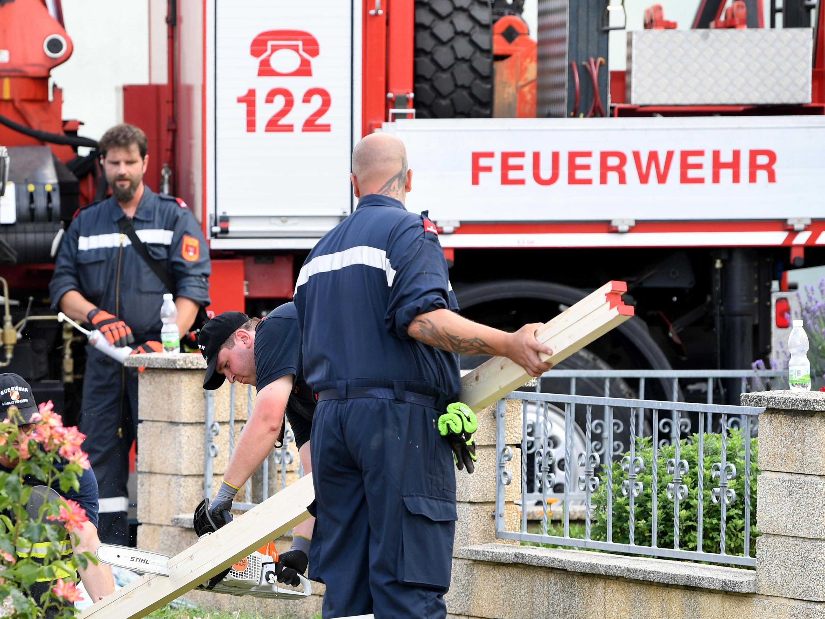 Die Feuerwehr sicherte am Freitag ein Baustellensilo, bevor dieses umstürtzen konnte.