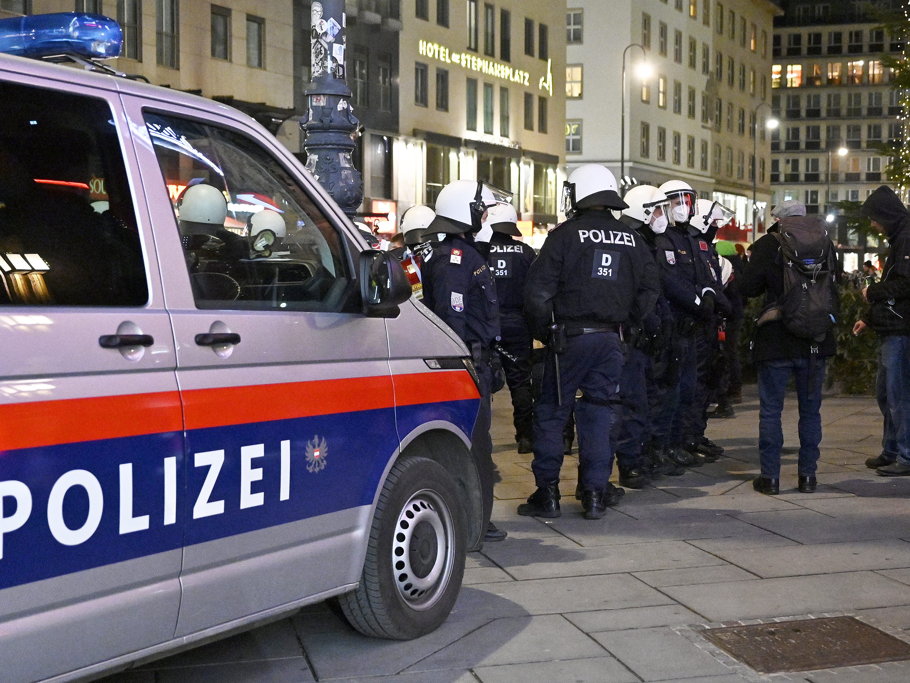 Große Demonstrationszüge konnten laut Landespolizeipräsident Pürstl durch Taktik vereitelt werden. Große Demonstrationszüge konnten laut Landespolizeipräsident Pürstl durch Taktik vereitelt werden.