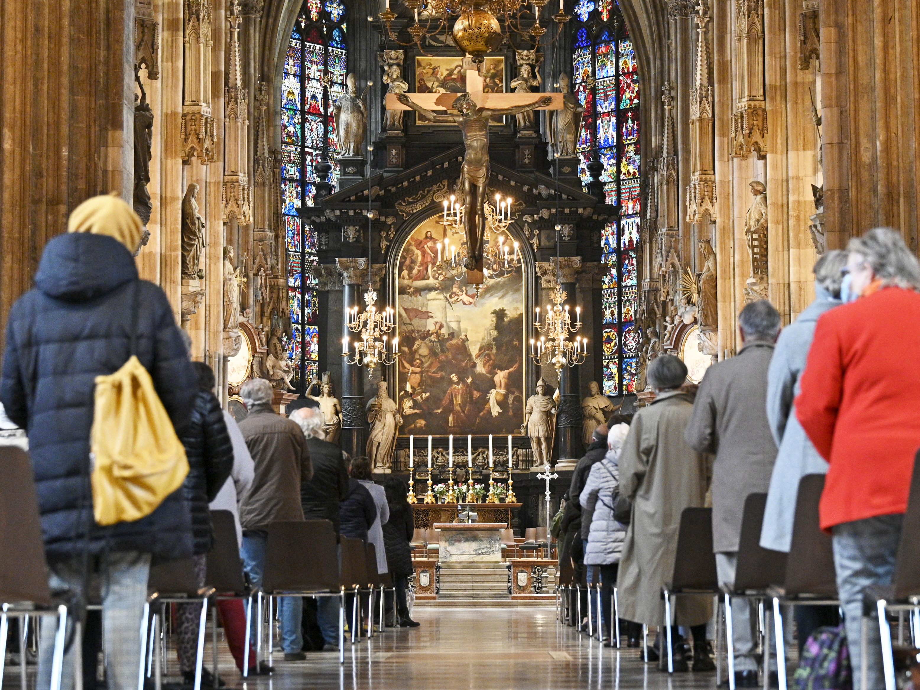 Die Katholische Kirche passt ihre Corona-Regeln für Gottesdienste an. Die Katholische Kirche passt ihre Corona-Regeln für Gottesdienste an.