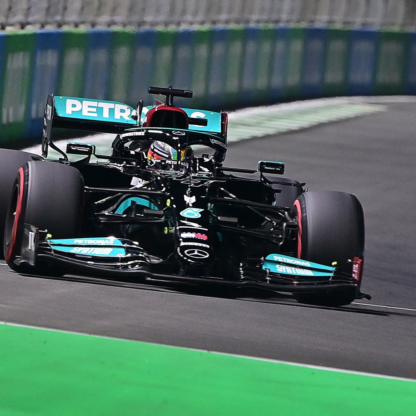 Lewis Hamilton schafft es in Saudi Arabien auf die Pole Position.