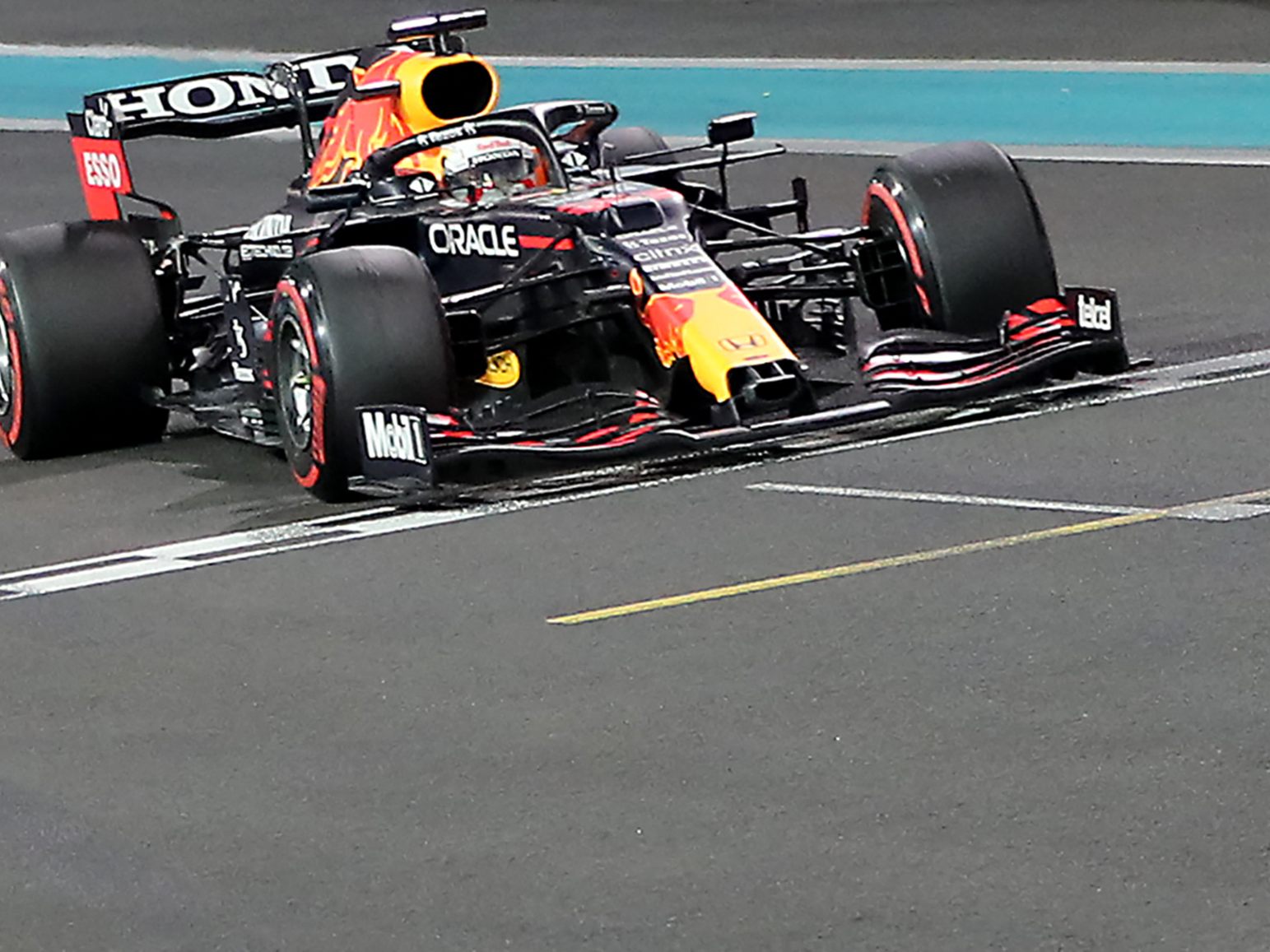Verstappen überquert die Ziellinie.