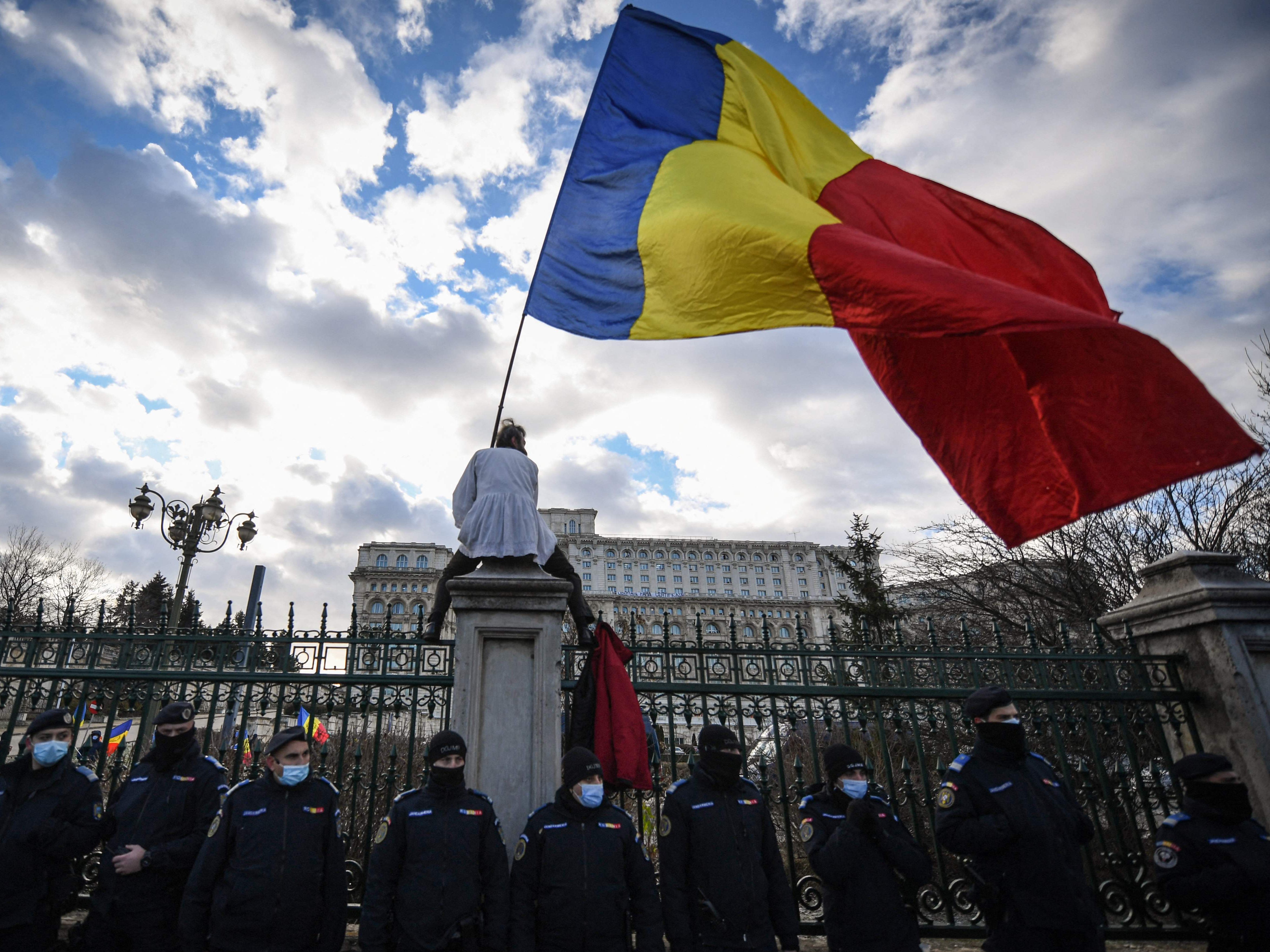 Bei Protesten gegen die Corona-Maßnahmen in Bukarest stürmten Demo-Teilnehmer den Hof des Parlaments.