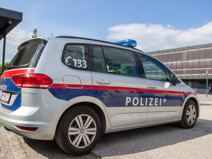 Die Polizei fasste einen 25-Jährigen der mit einem gefälschten Pass Geld abheben wollte. Die Polizei fasste einen 25-Jährigen der mit einem gefälschten Pass Geld abheben wollte.