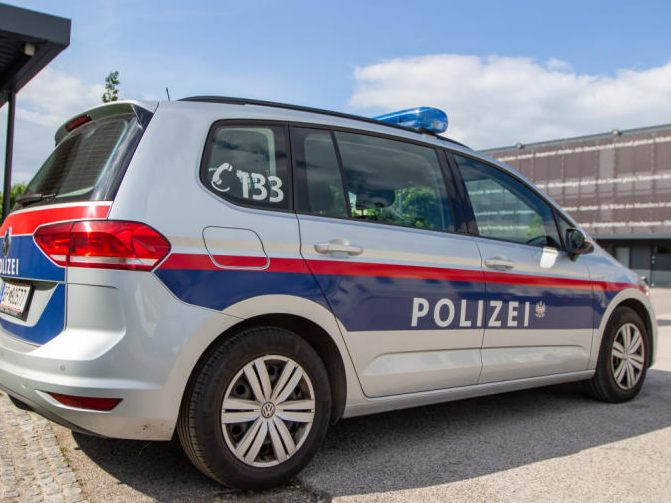 Das Bundeskriminalamt warnt vor falschen Polizisten, die ihren Betrugsopfern Straftaten unterstellen. Das Bundeskriminalamt warnt vor falschen Polizisten, die ihren Betrugsopfern Straftaten unterstellen.