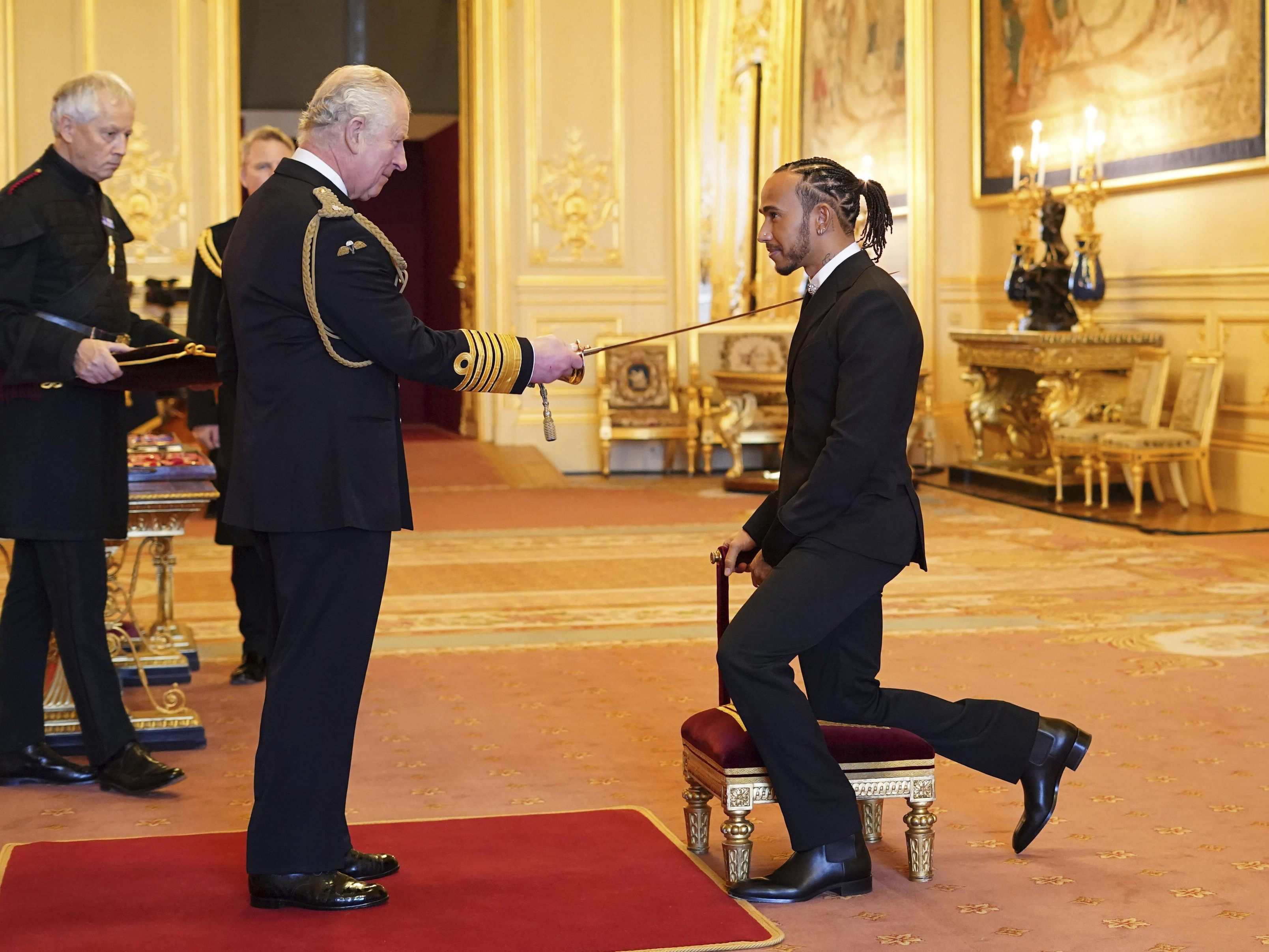 Sir Lewis Hamilton wurde von Prinz Charles zum Ritter geschlagen Sir Lewis Hamilton wurde von Prinz Charles zum Ritter geschlagen