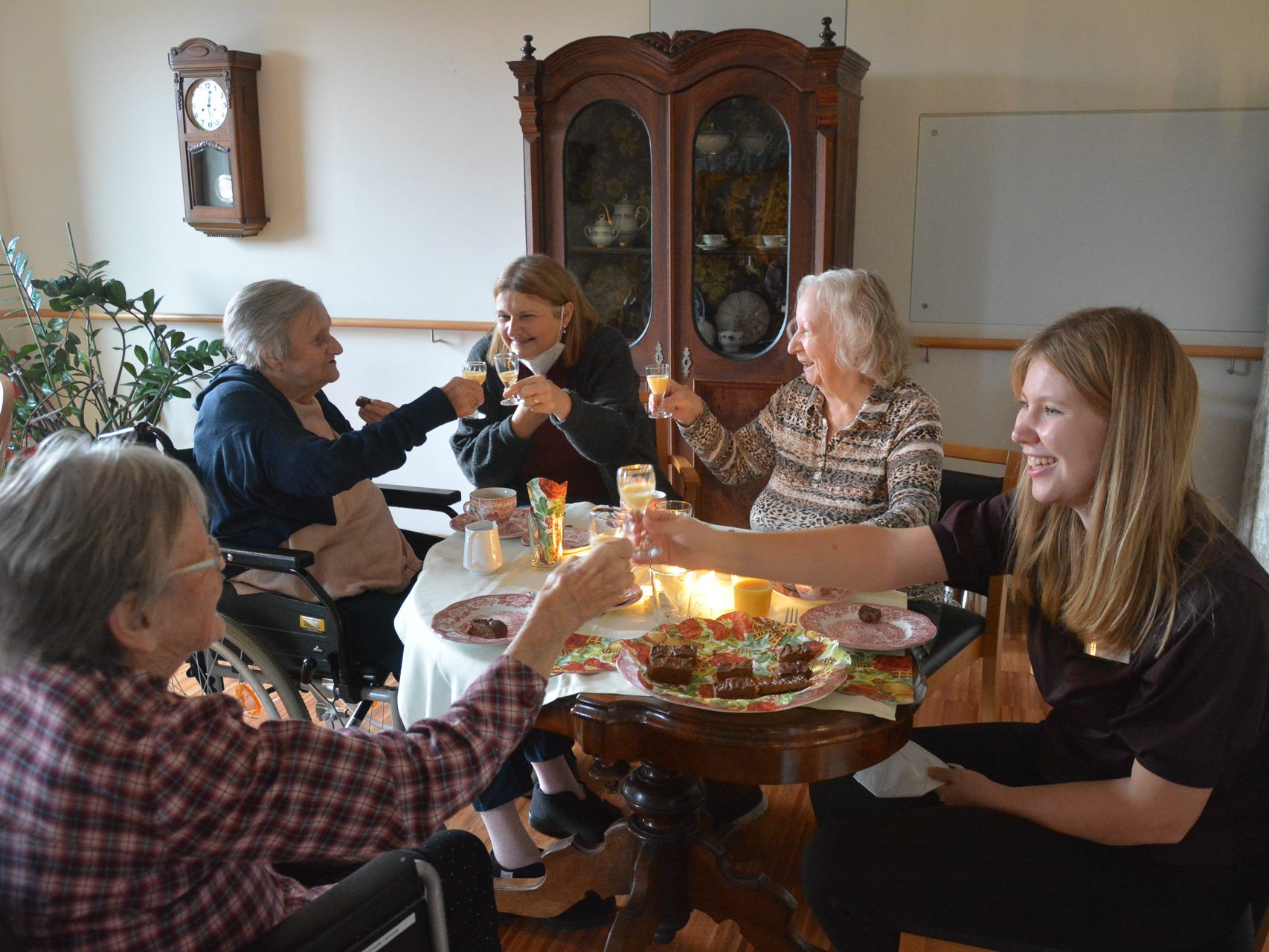 Im Seniorenhaus Schützengarten wird alles unternommen, damit die Senioren diese herausfordernde Zeit gut meistern können. Im Seniorenhaus Schützengarten wird alles unternommen, damit die Senioren diese herausfordernde Zeit gut meistern können.