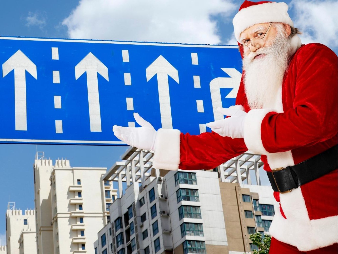 Symbolbild eines Weihnachtsmannes mit Verkehrsschild im Hintergrund. Symbolbild eines Weihnachtsmannes mit Verkehrsschild im Hintergrund.
