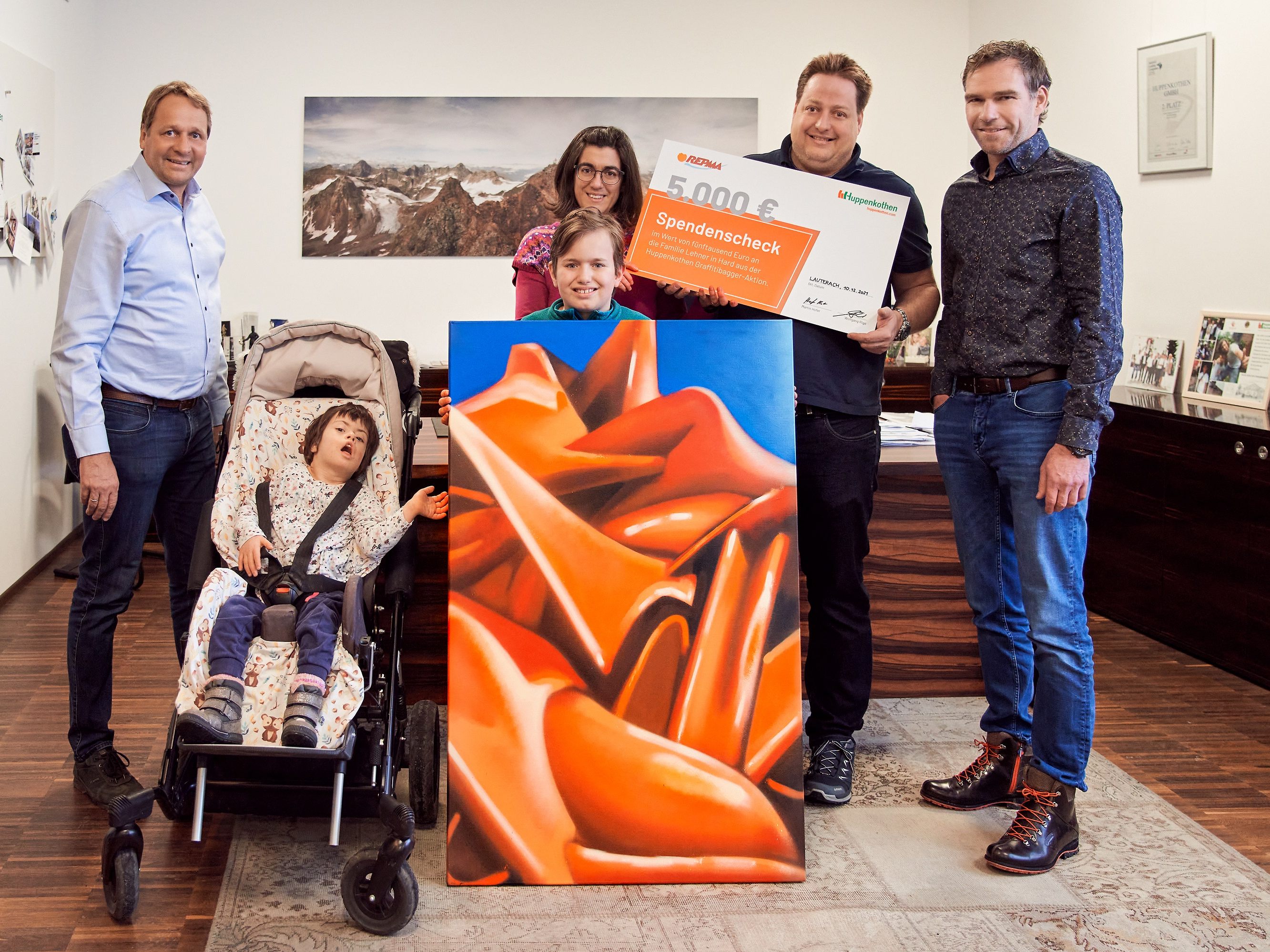 Huppenkothen Baumaschinen spendete den 5.000-Euro-Mehrerlös bei der Versteigerung des Street-Art-Baggers an Harder Familie. Im Bild (von links nach rechts): Huppenkothen-Geschäftsführer Martin Hofer, Victoria, Annabell, Katharina und Tobias Lehner sowie Huppenkothen-Geschäftsführer Wolfgang Rigo. Huppenkothen Baumaschinen spendete den 5.000-Euro-Mehrerlös bei der Versteigerung des Street-Art-Baggers an Harder Familie. Im Bild (von links nach rechts): Huppenkothen-Geschäftsführer Martin Hofer, Victoria, Annabell, Katharina und Tobias Lehner sowie Huppenkothen-Geschäftsführer Wolfgang Rigo.