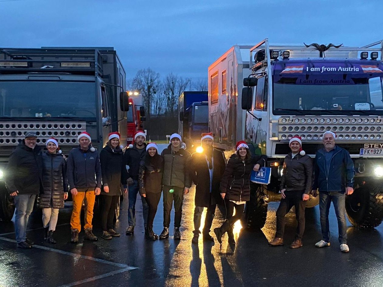 Rund ein Dutzend Weihnachtsmänner heiterten Fernfahrer zu Weihnachten auf. Rund ein Dutzend Weihnachtsmänner heiterten Fernfahrer zu Weihnachten auf.