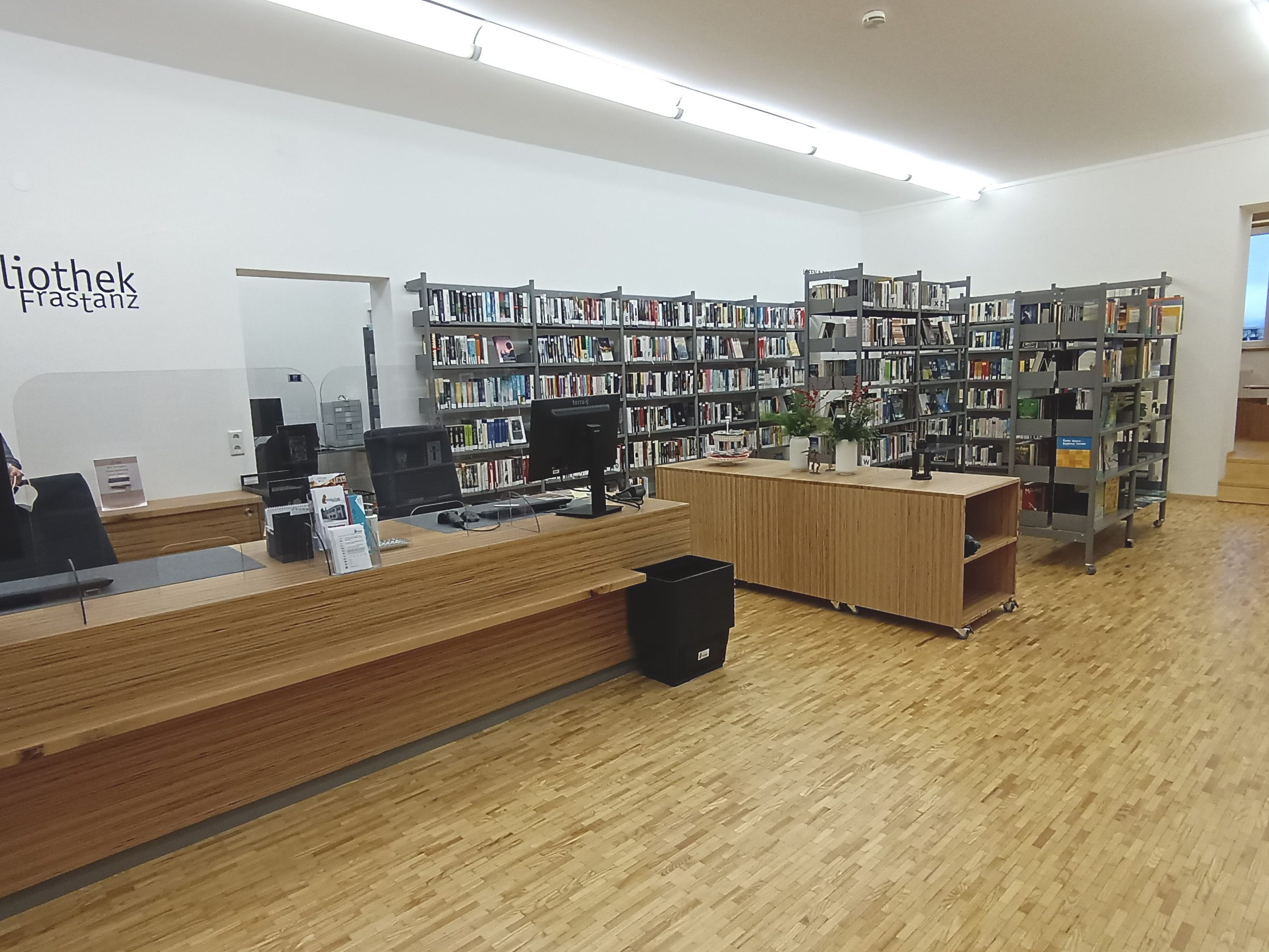 Modern erweiterte Bibliothek Frastanz öffnet nach dem Lockdown die Pforten. Modern erweiterte Bibliothek Frastanz öffnet nach dem Lockdown die Pforten.