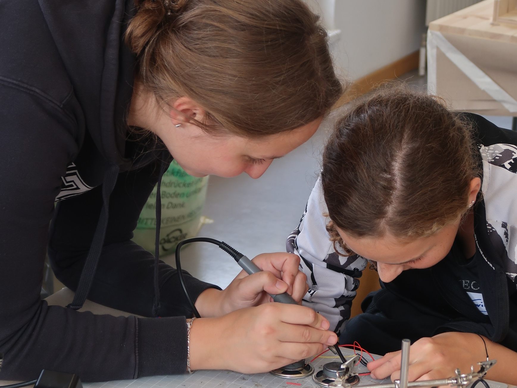 Schülerinnen der HTL Bregenz unterstützen die Durchführung der Elektrostationen Schülerinnen der HTL Bregenz unterstützen die Durchführung der Elektrostationen
