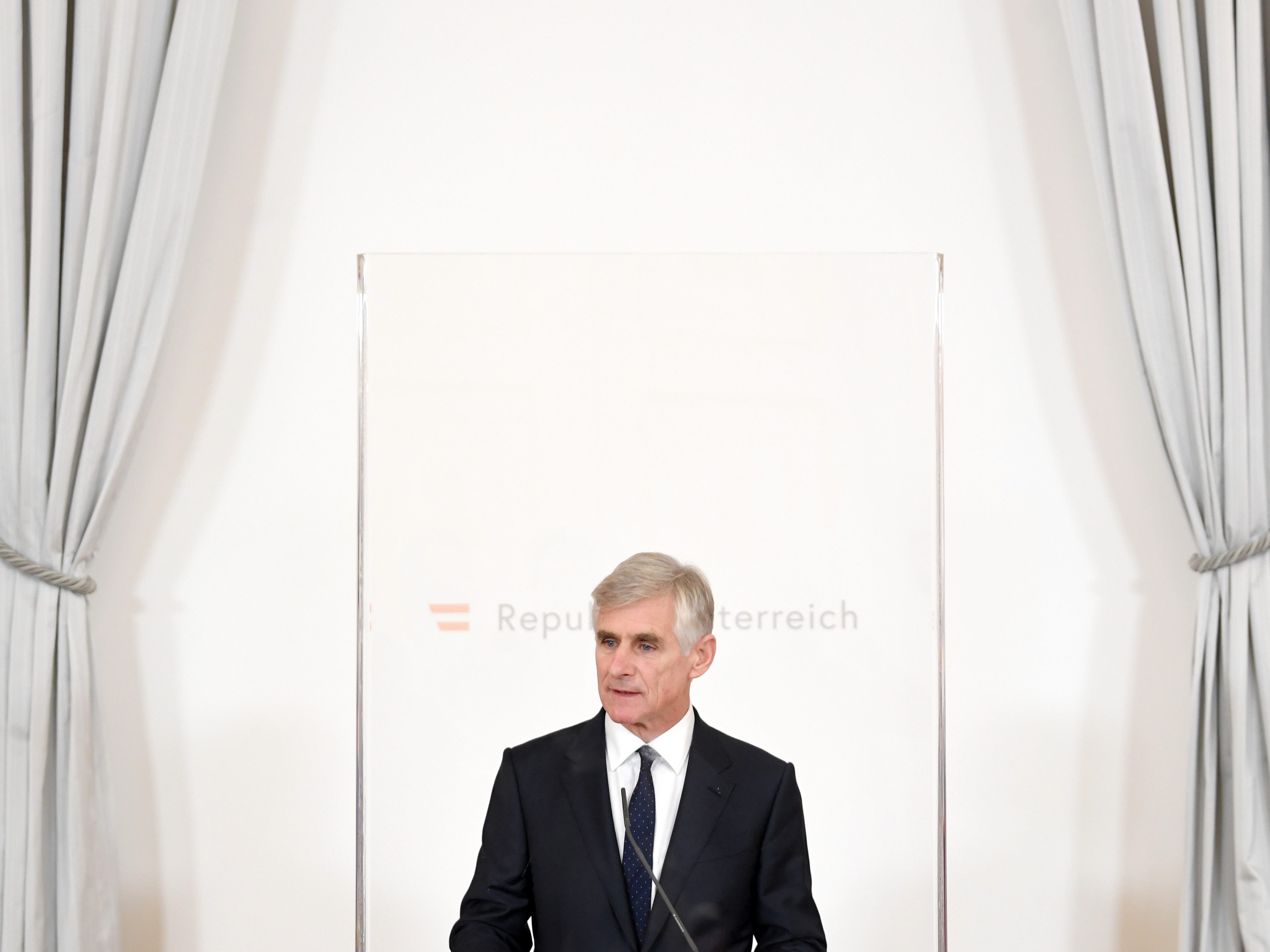 Außenminister Linhart bedauert, dass die Impfstoffe abgelaufen sind. Außenminister Linhart bedauert, dass die Impfstoffe abgelaufen sind.