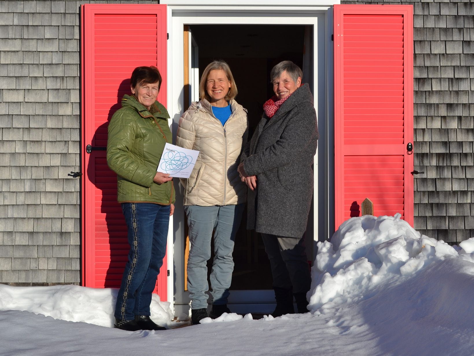 Marlies und Vroni Fink verteilen das Geschenkbüchlein. Marlies und Vroni Fink verteilen das Geschenkbüchlein.