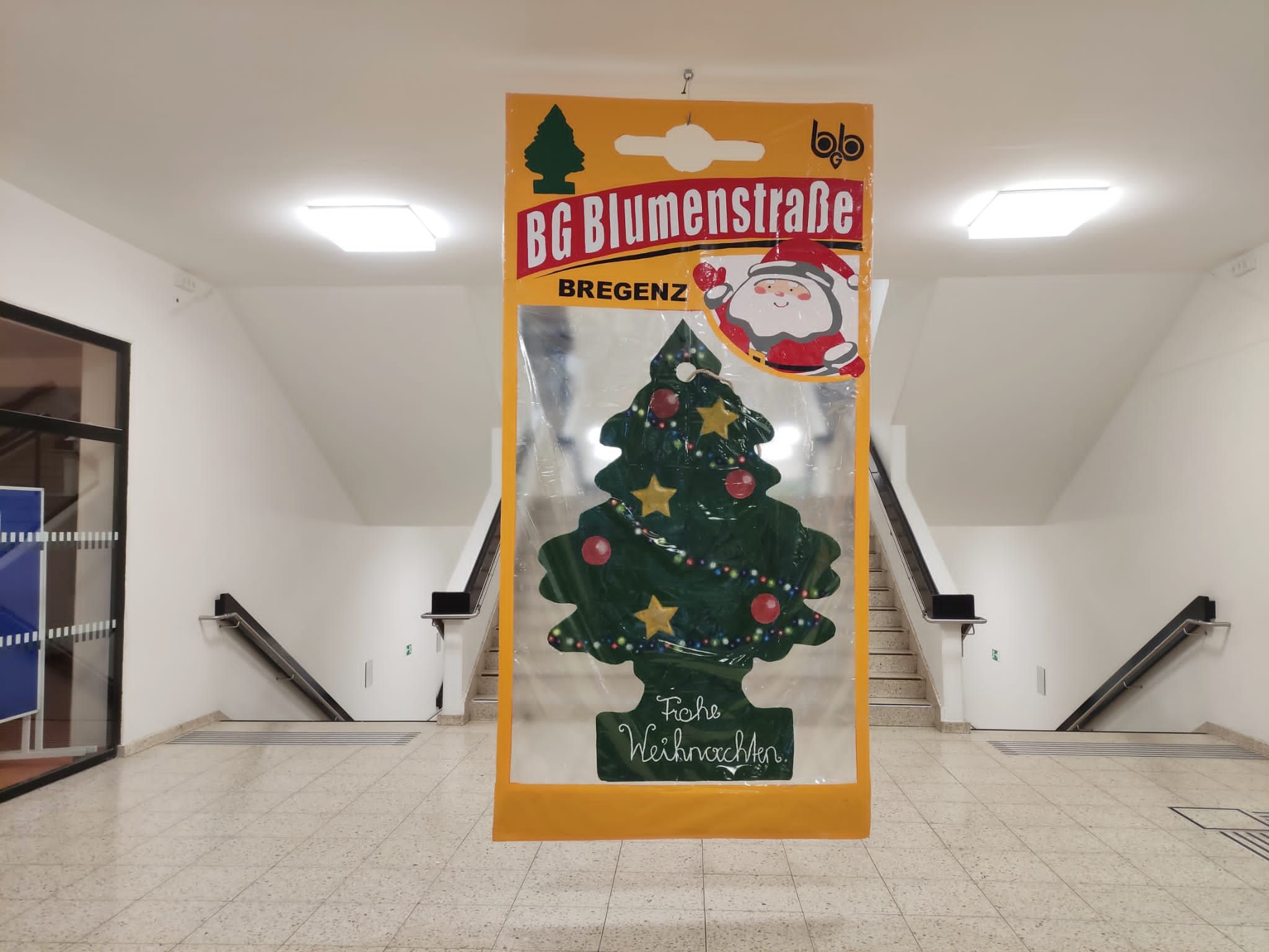 Der Baum im Eingangsbereich ist heuer virensicher verpackt Der Baum im Eingangsbereich ist heuer virensicher verpackt