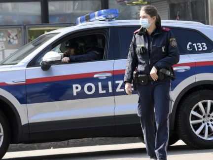 Die Polizei Wien fahndet nach Einbrechern, die ein Auto als Rammbock verwendeten, um in ein Juweliergeschäft in Wien-Hietzing einzubrechen.