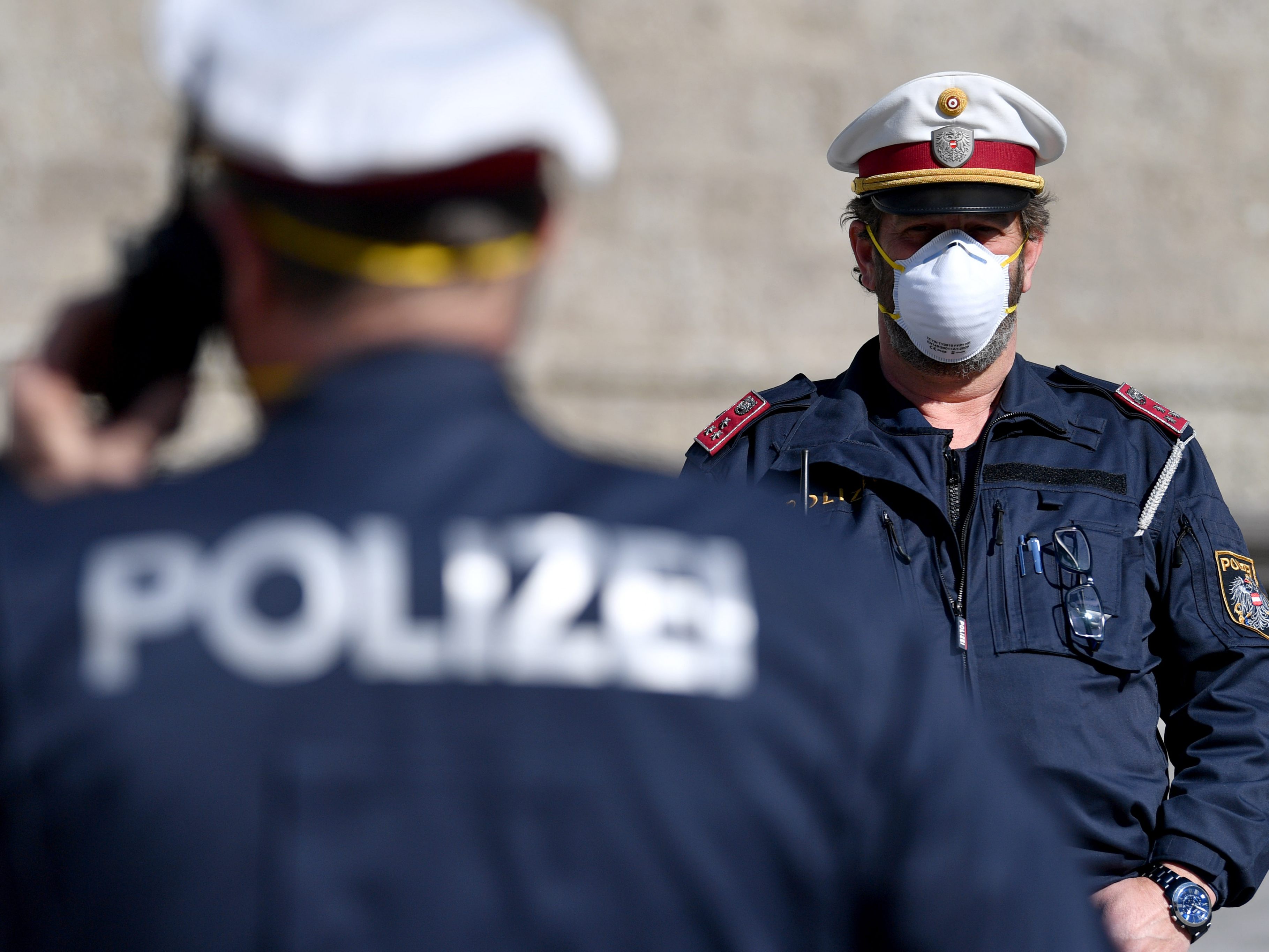 Die Polizei ermittelte wegen Mordes, nachdem ein 57-Jähriger in Wien-Donaustadt mit Verletzungen durch ein Messer gefunden wurde.