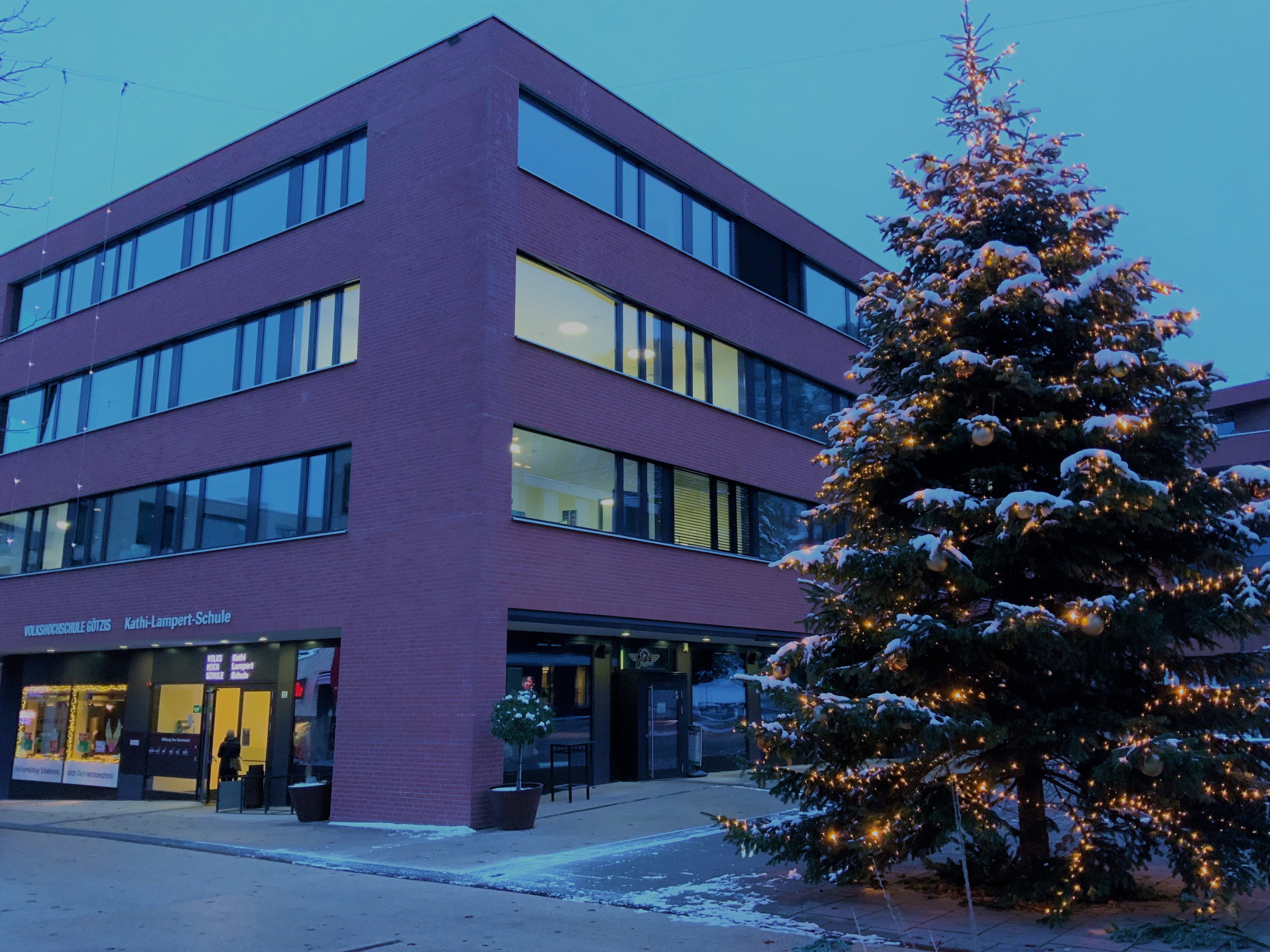 Haus der Bildung in Götzis in lila Beleuchtung