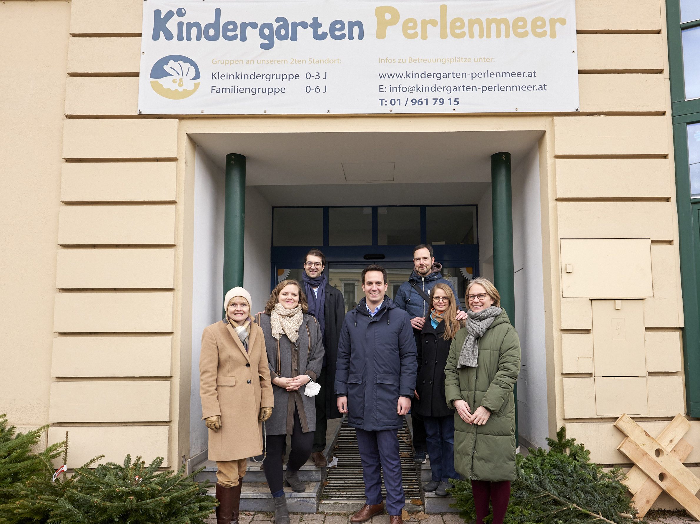 Bezirksvorsteherin Silke Kobald (ÖVP Hietzing), die neue Obfrau des Trägervereins Florance von Gleichen, die Vorstandsmitglieder, Bildungsstadtrat Christoph Wiederkehr (NEOS) und Bezirksvorsteherin Michaela Schüchner (SPÖ Penzing) zeigten sich froh über die Rettung des Kindergartens "Perlenmeer" in Wien. Bezirksvorsteherin Silke Kobald (ÖVP Hietzing), die neue Obfrau des Trägervereins Florance von Gleichen, die Vorstandsmitglieder, Bildungsstadtrat Christoph Wiederkehr (NEOS) und Bezirksvorsteherin Michaela Schüchner (SPÖ Penzing) zeigten sich froh über die Rettung des Kindergartens "Perlenmeer" in Wien.