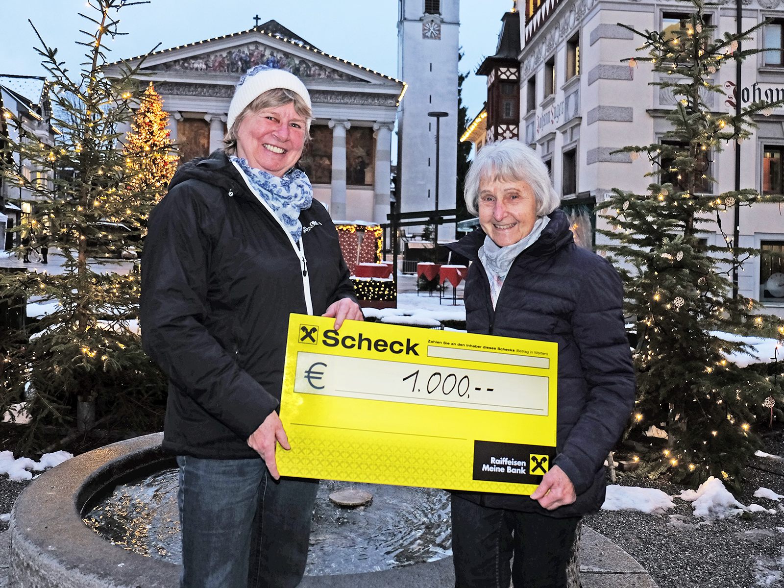 Andrea Reis (l.) übernimmt die Spende des Dornbirner Seniorenbundes von Obfrau Helga Dünser