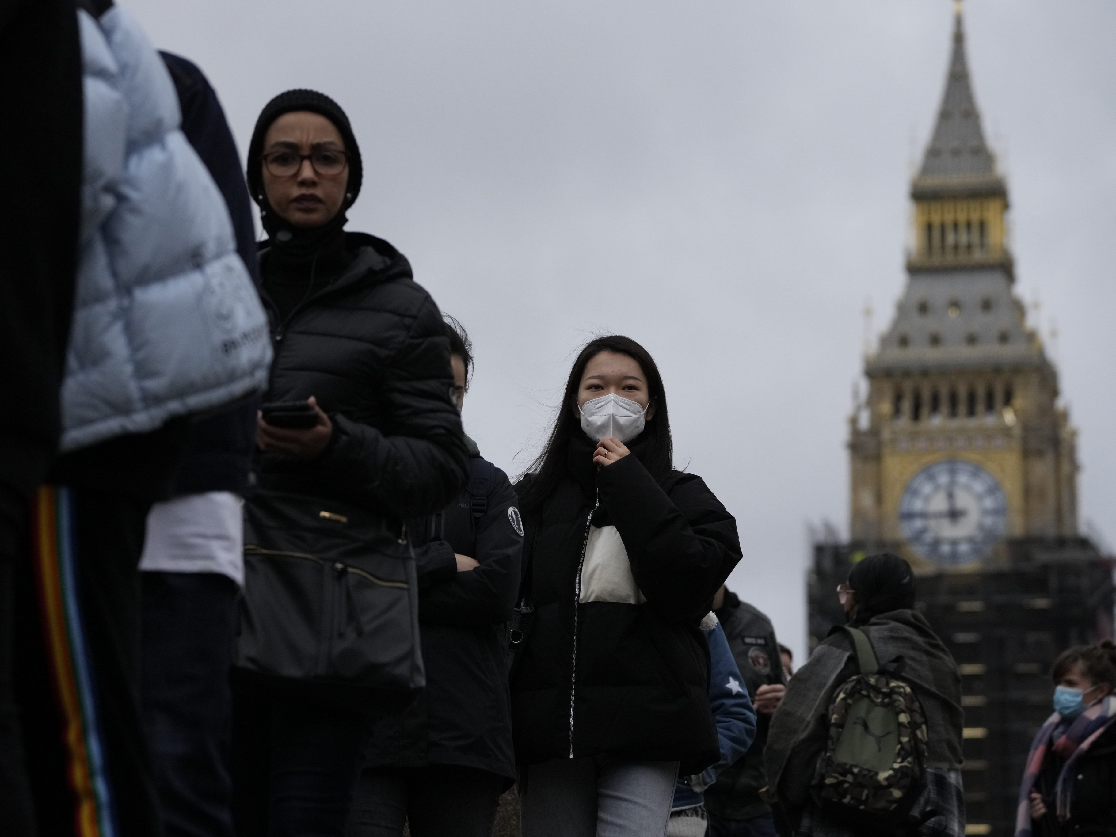 Wegen der Corona-Variante Omikron will Großbritannien die Maßnahmen verschärfen. Wegen der Corona-Variante Omikron will Großbritannien die Maßnahmen verschärfen.