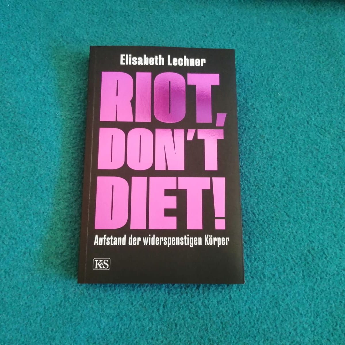 Kulturwissenschaftlerin Elisabeth Lechner hat ein "Manifest" geschrieben, das uns alle angeht: "Riot, don't diet"